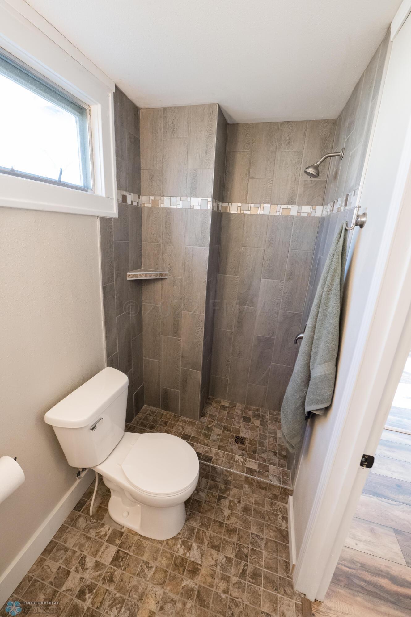 (16) Tiled 3/4 Bathroom