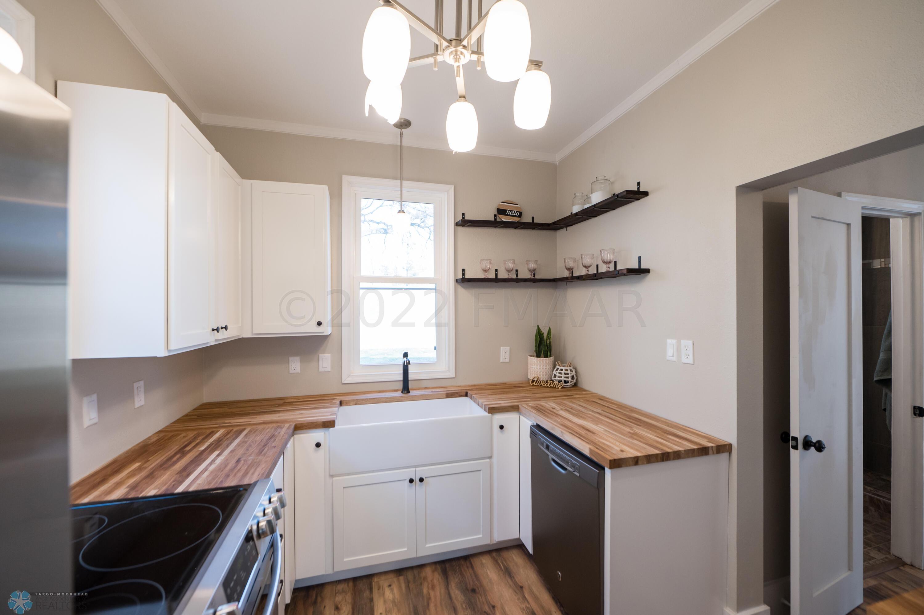 (18) Kitchen