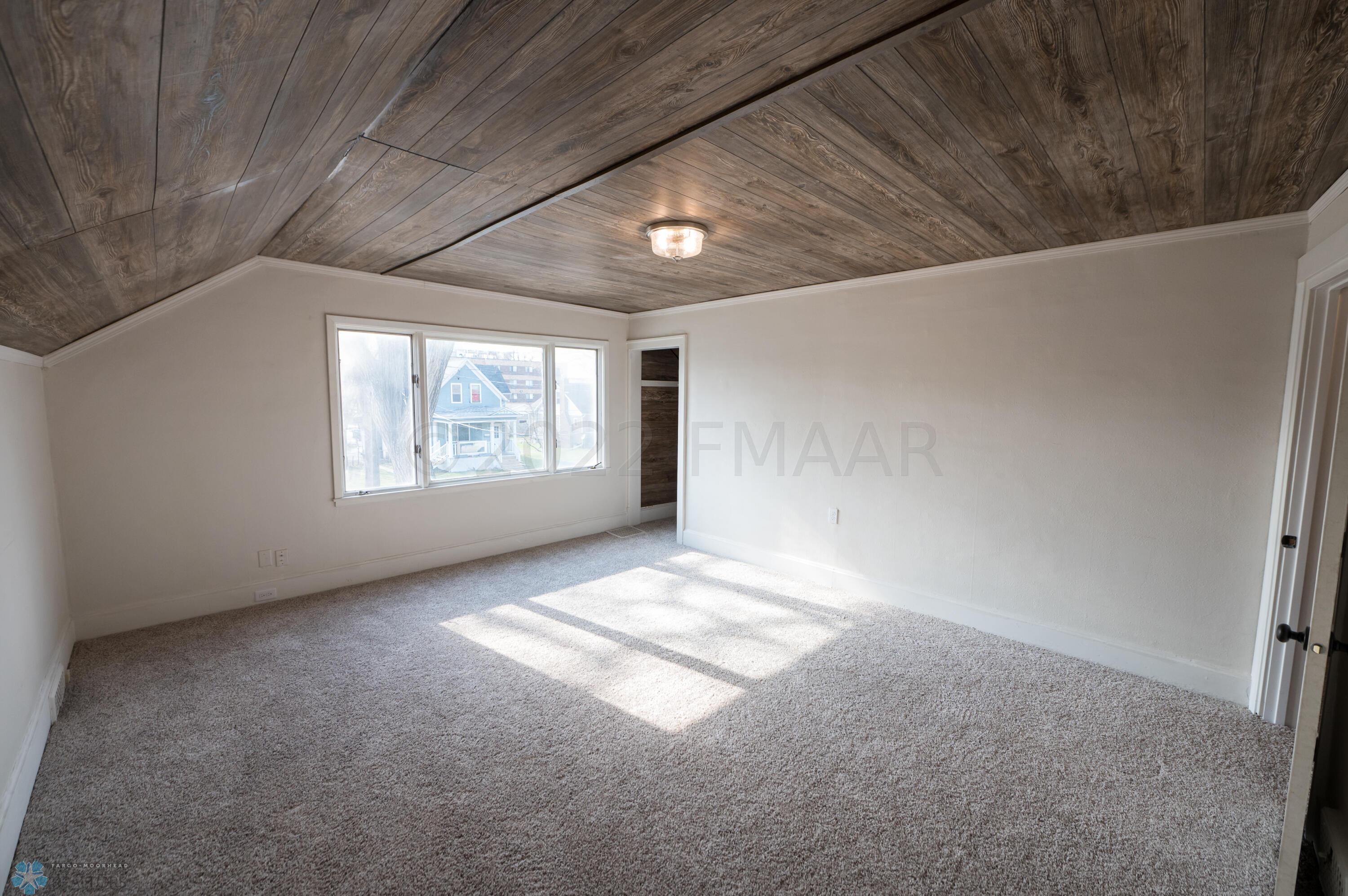 (22) Large Upstairs Bedroom 1