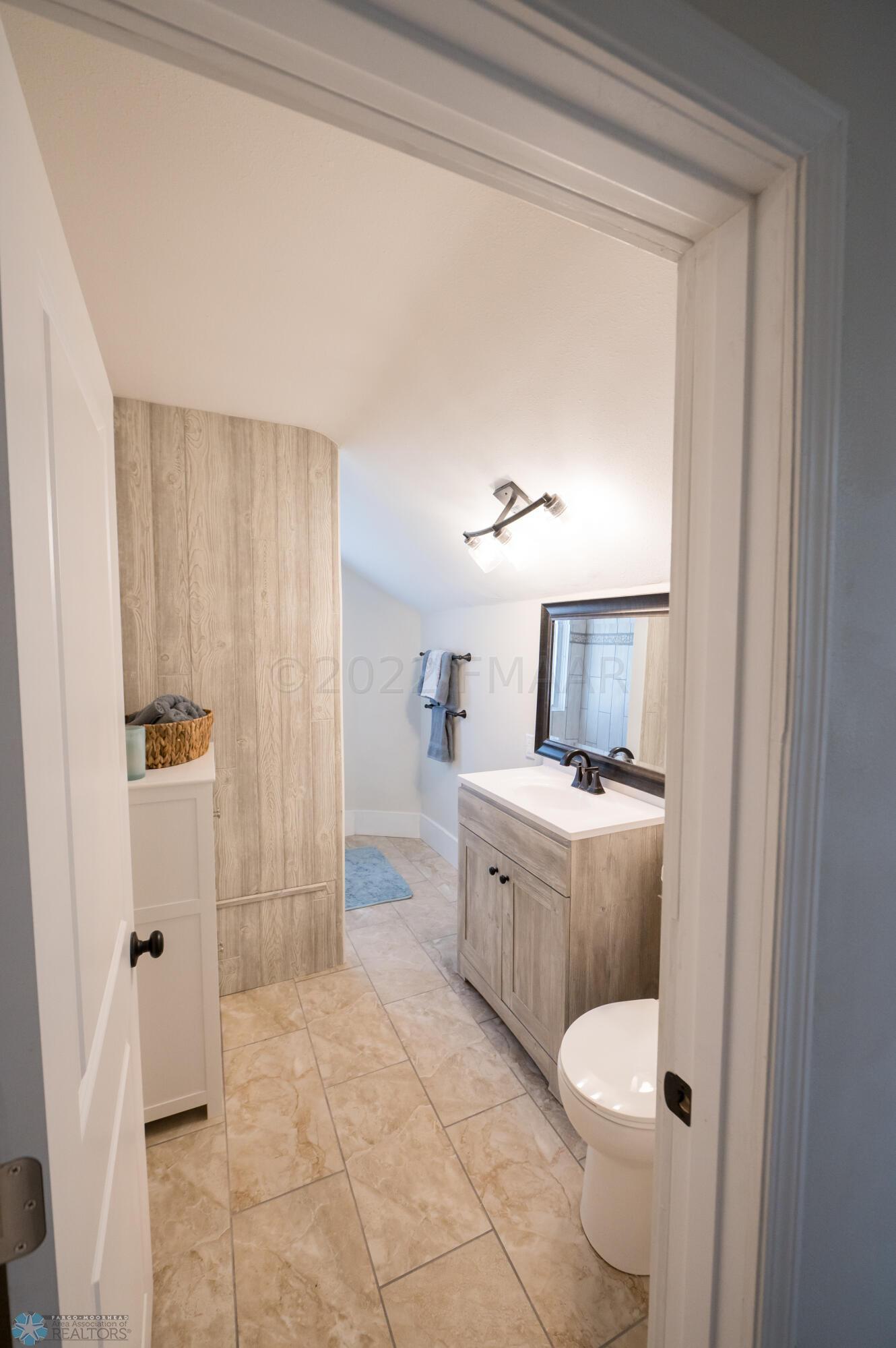 (26) Upstairs Tiled Bathroom Full