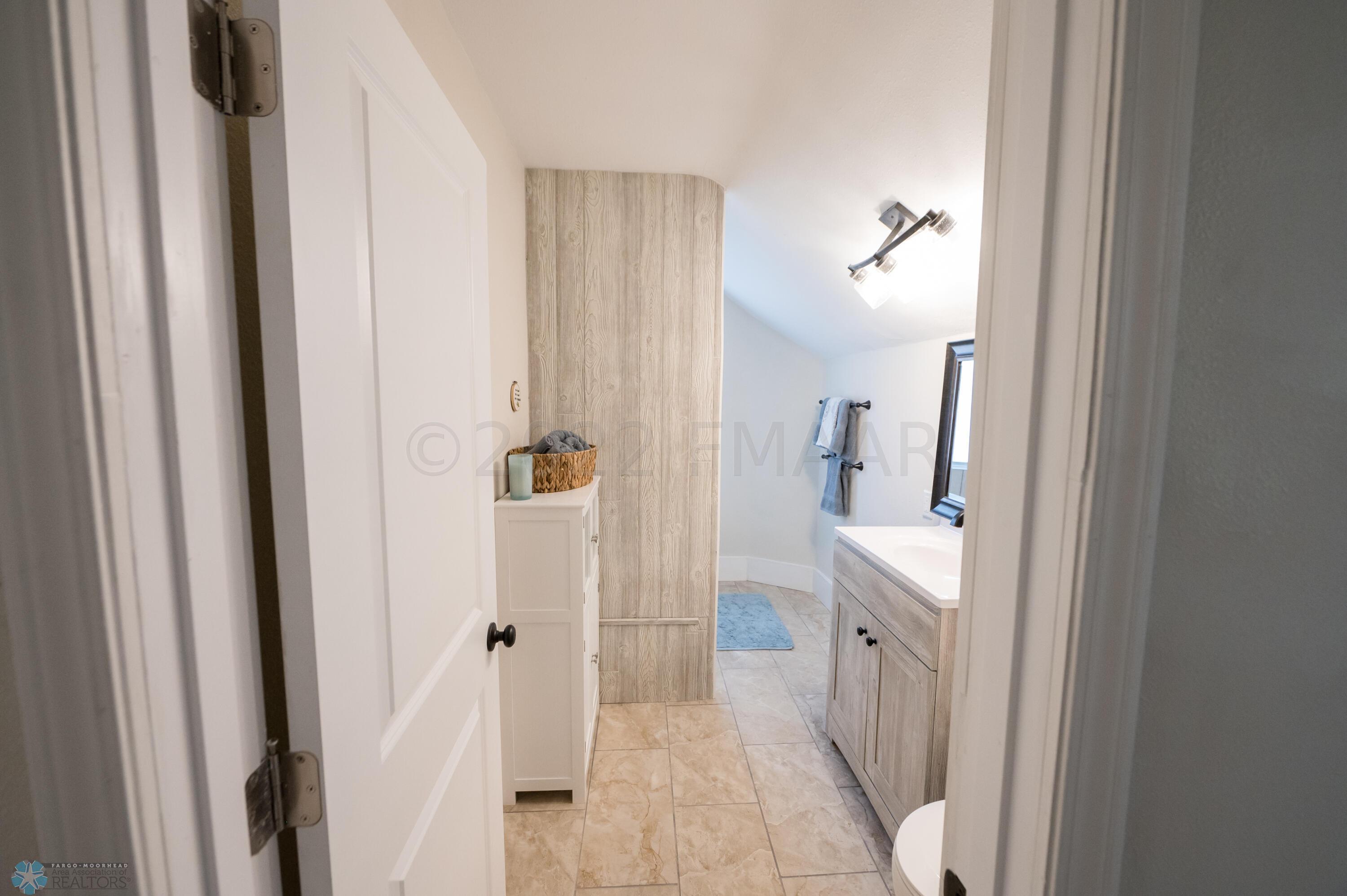 (27) Upstairs Tiled Bathroom Full
