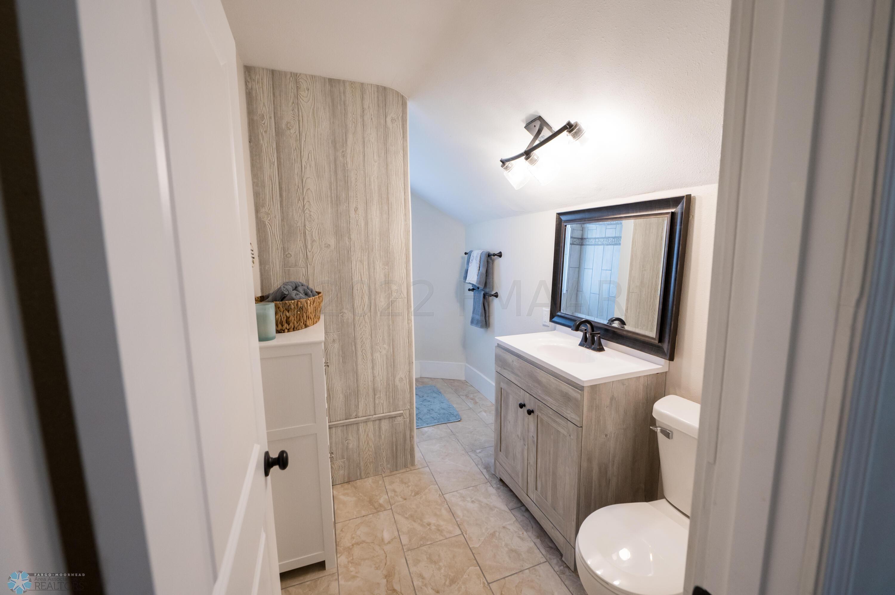 (28) Upstairs Tiled Bathroom Full