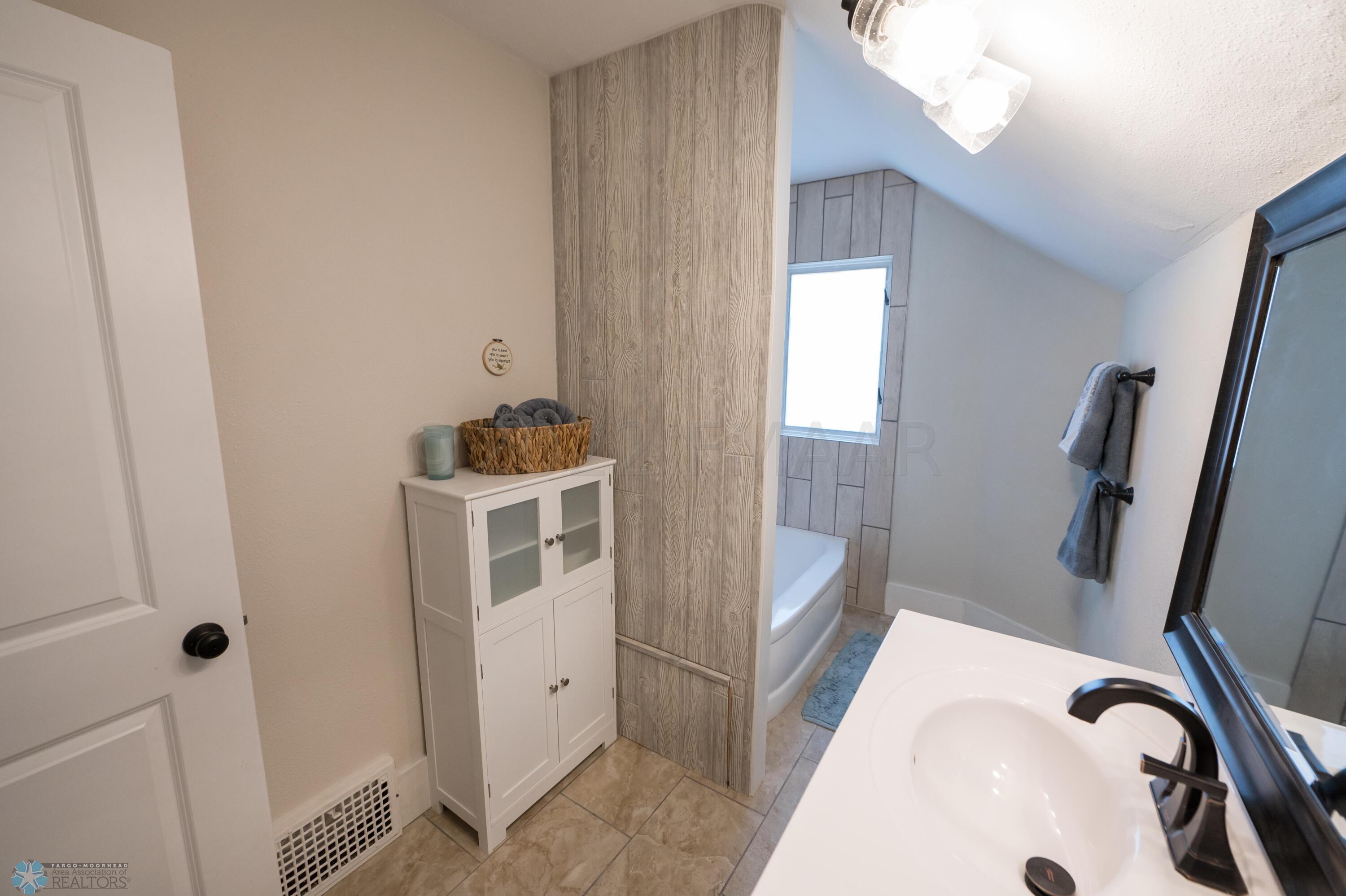 (29) Upstairs Tiled Bathroom Full