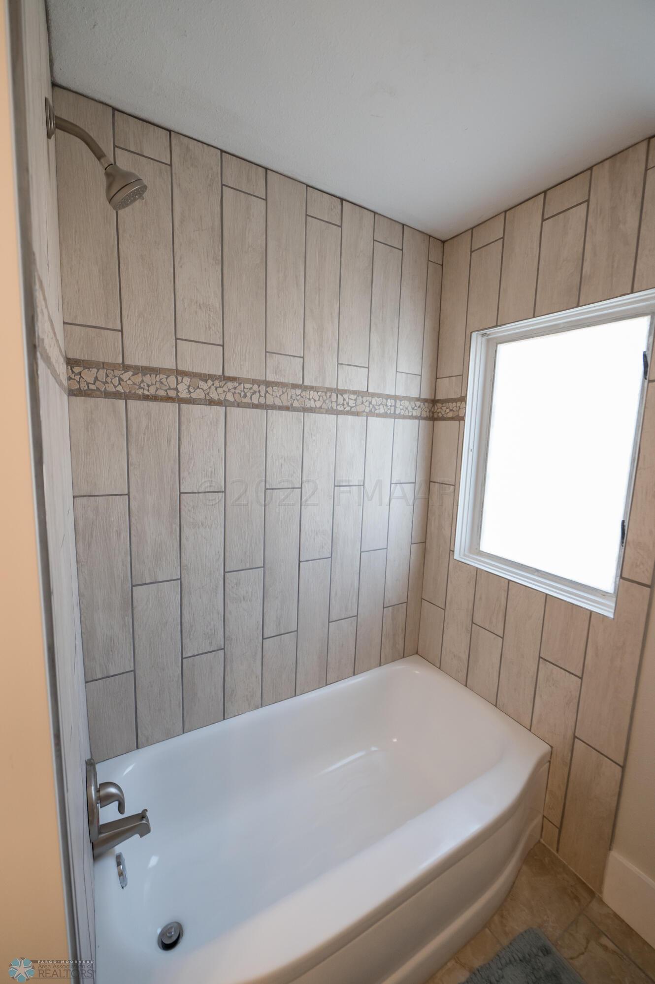 (30) Upstairs Tiled Tub Surround