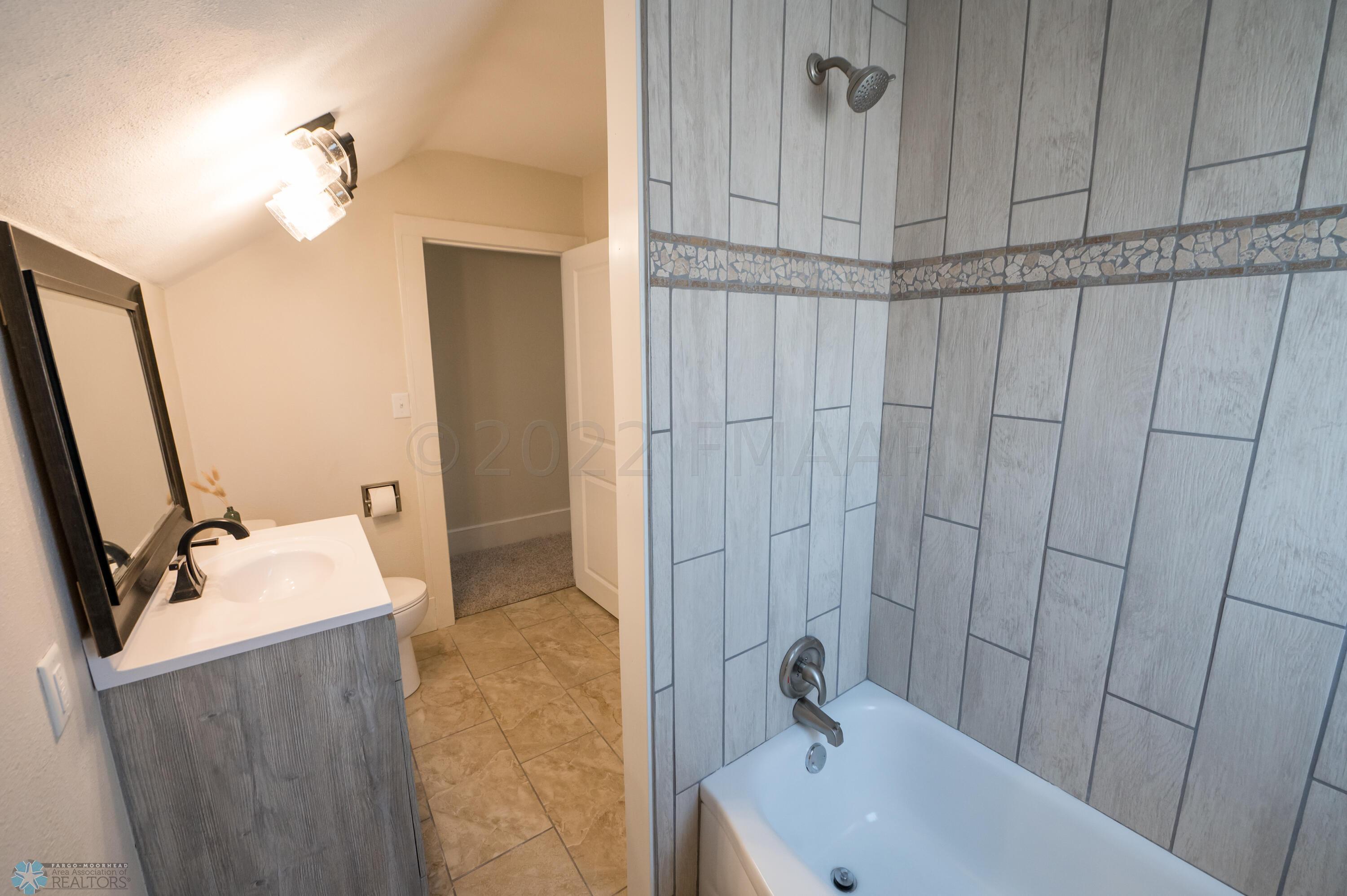 (31) Upstairs Tiled Bathroom Full