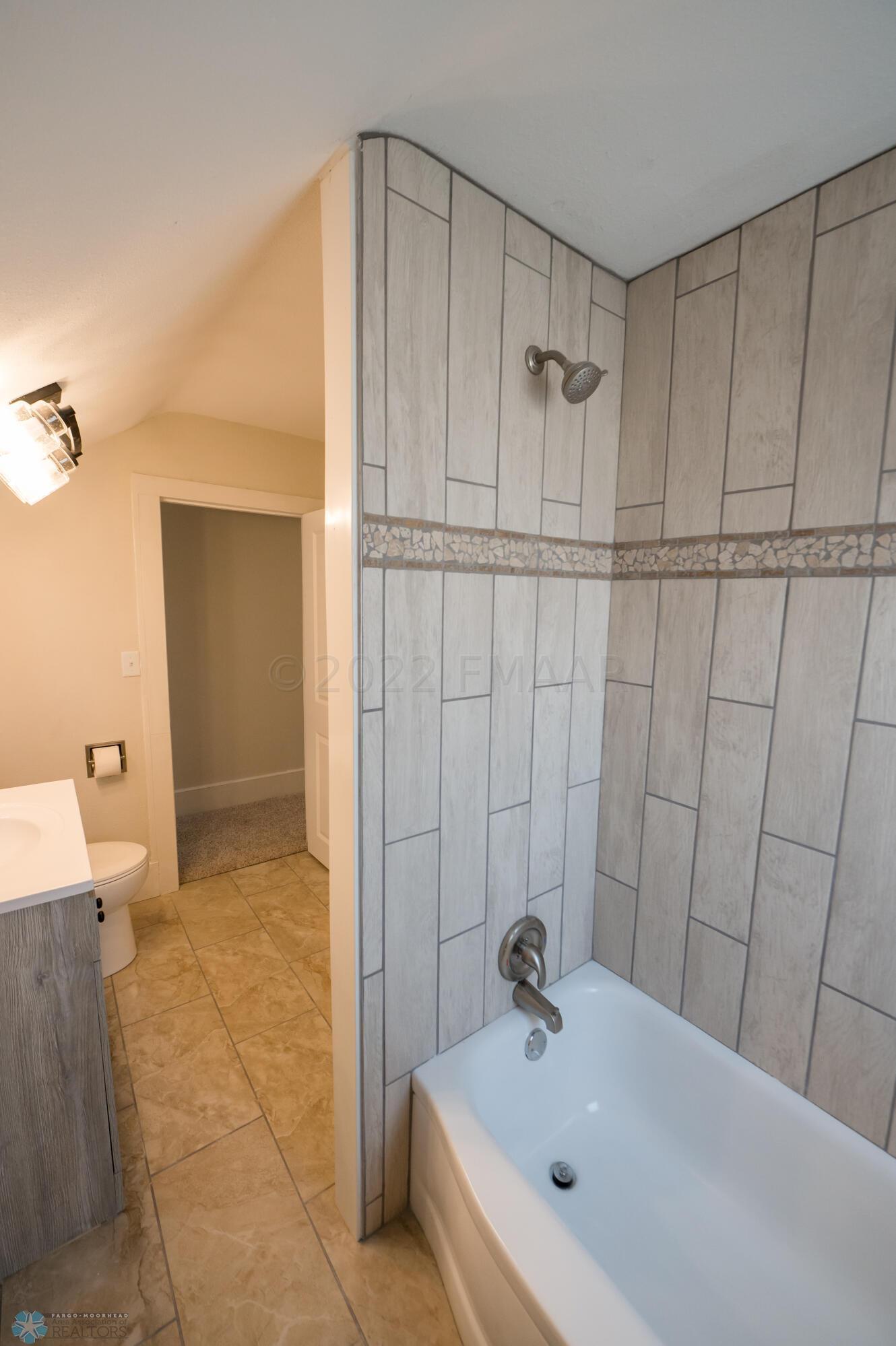 (32) Upstairs TIled Bathroom Full