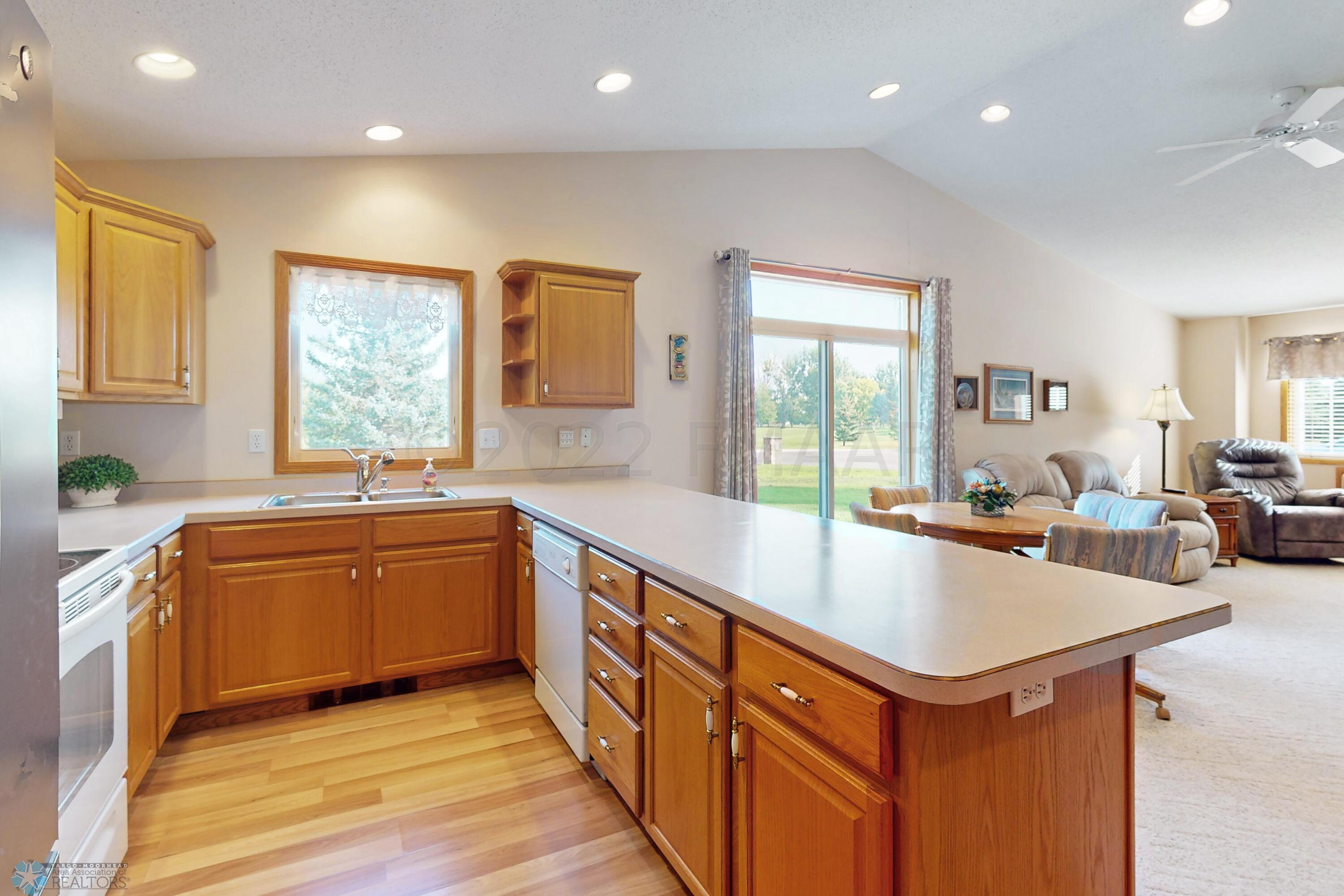 Kitchen & Dining
