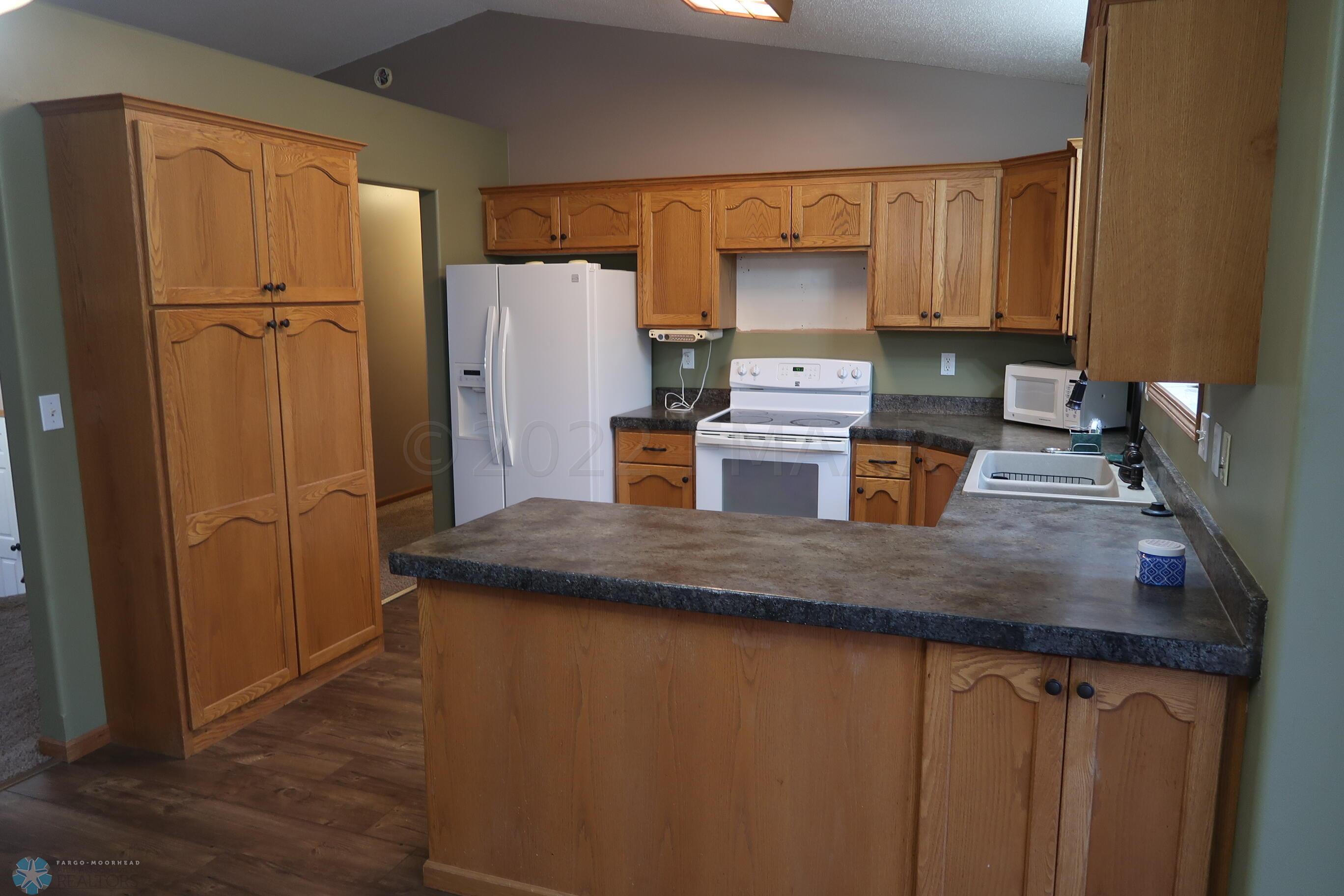 7 - Kitchen pic 2