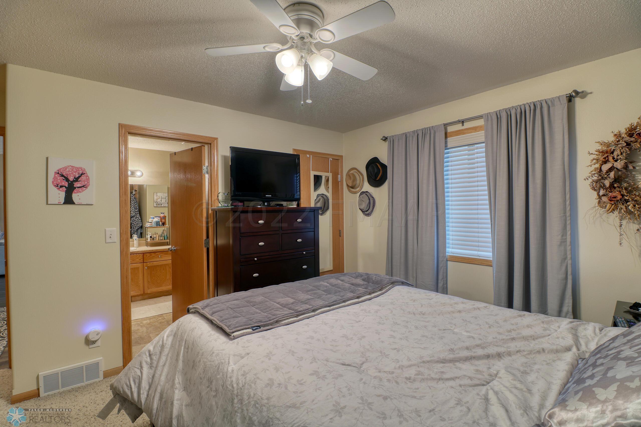 Primary Bedroom1_3
