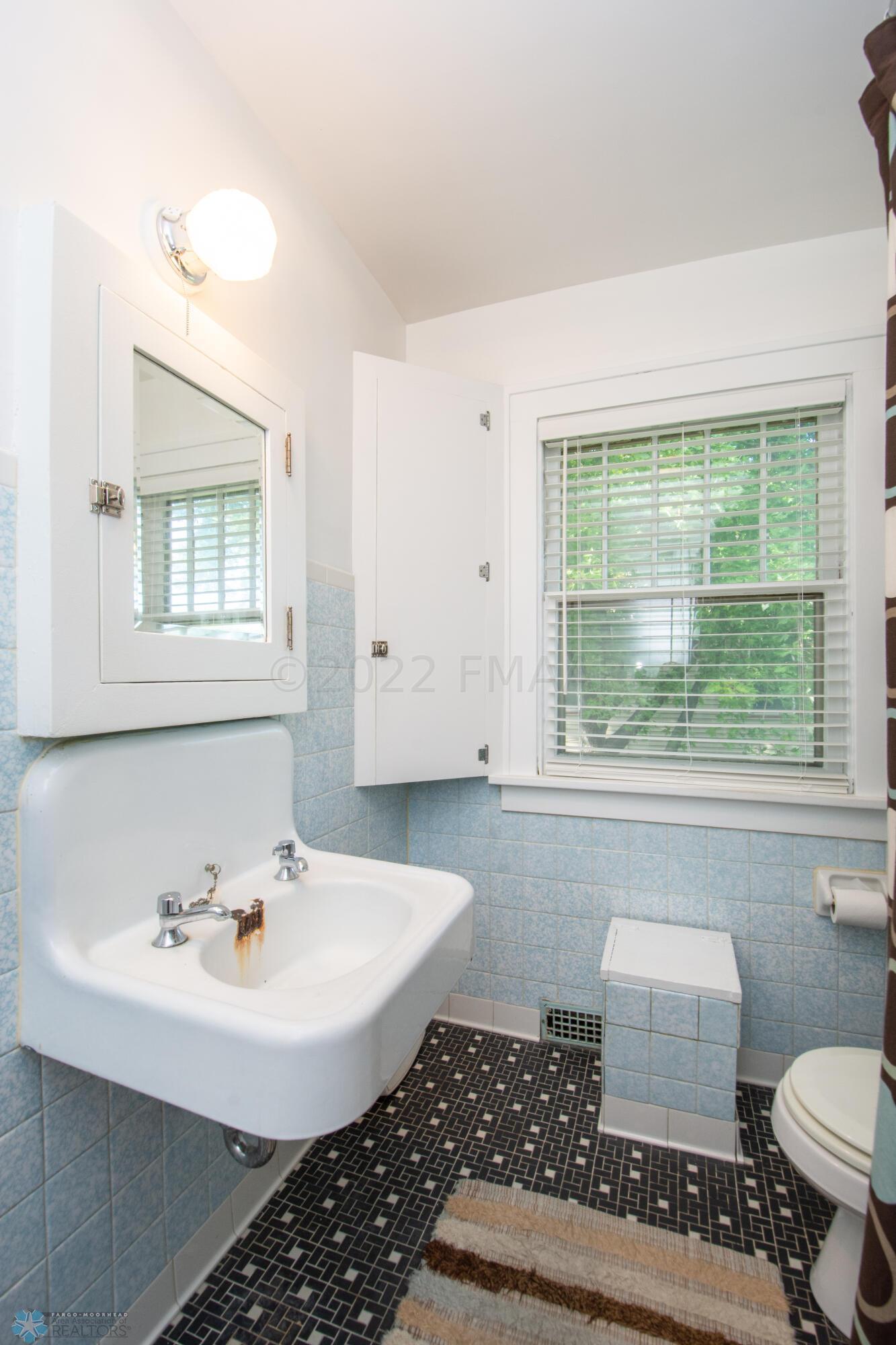 1236 N Broadway_0508-1