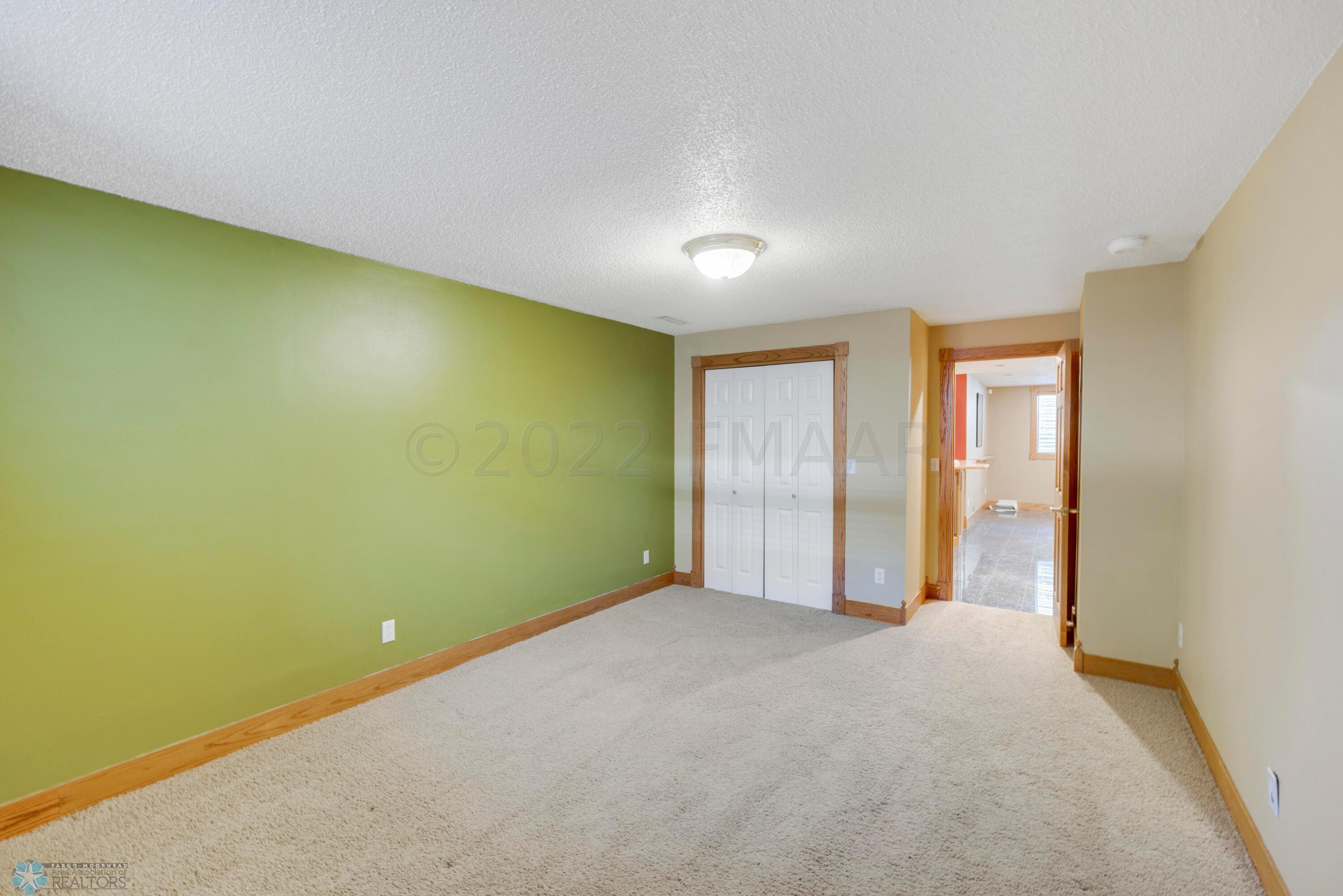 Basement Bedroom w/ Walkin Closet