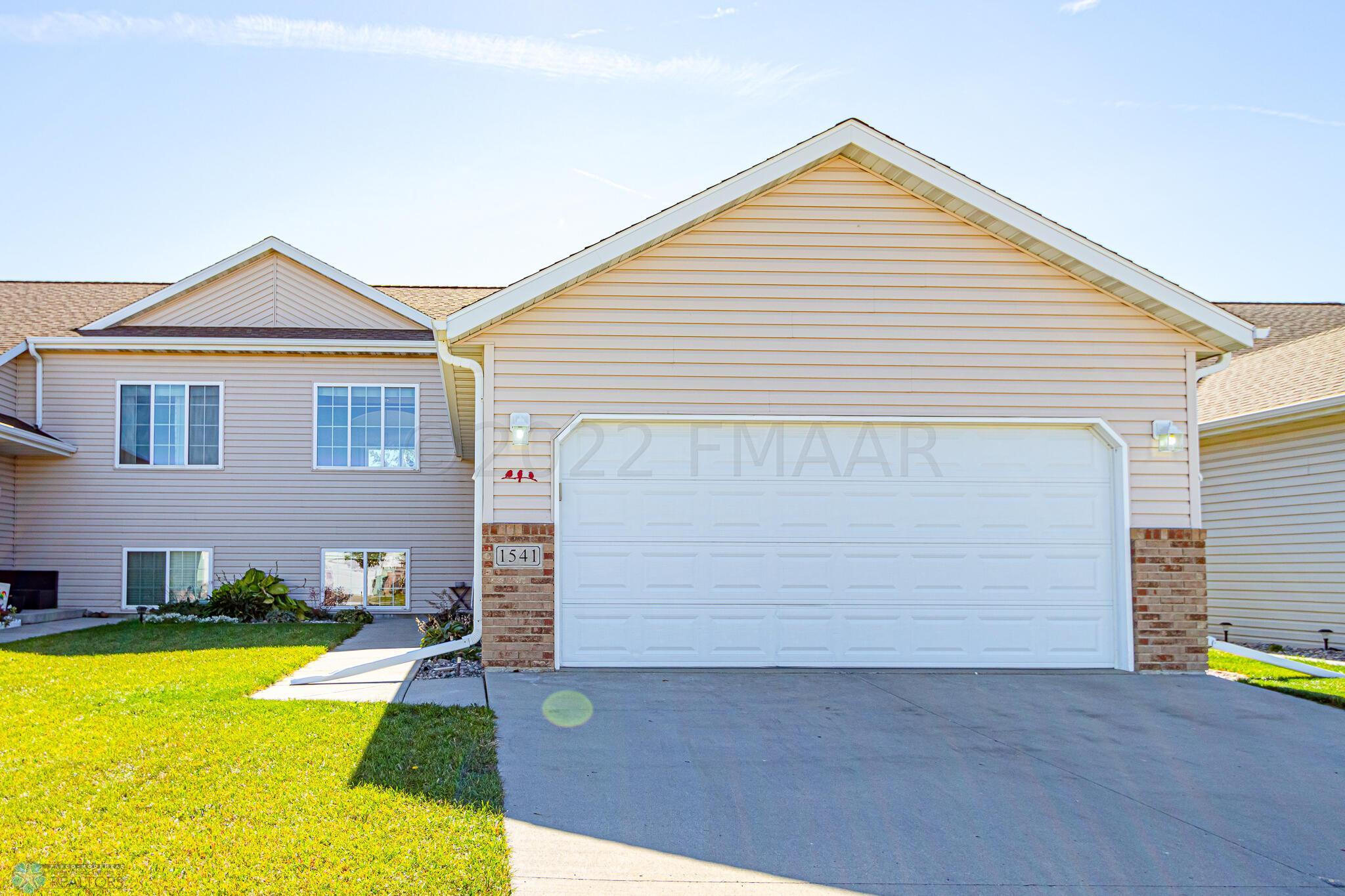 1541 34th Ave S, Moorhead, MN 56560-32