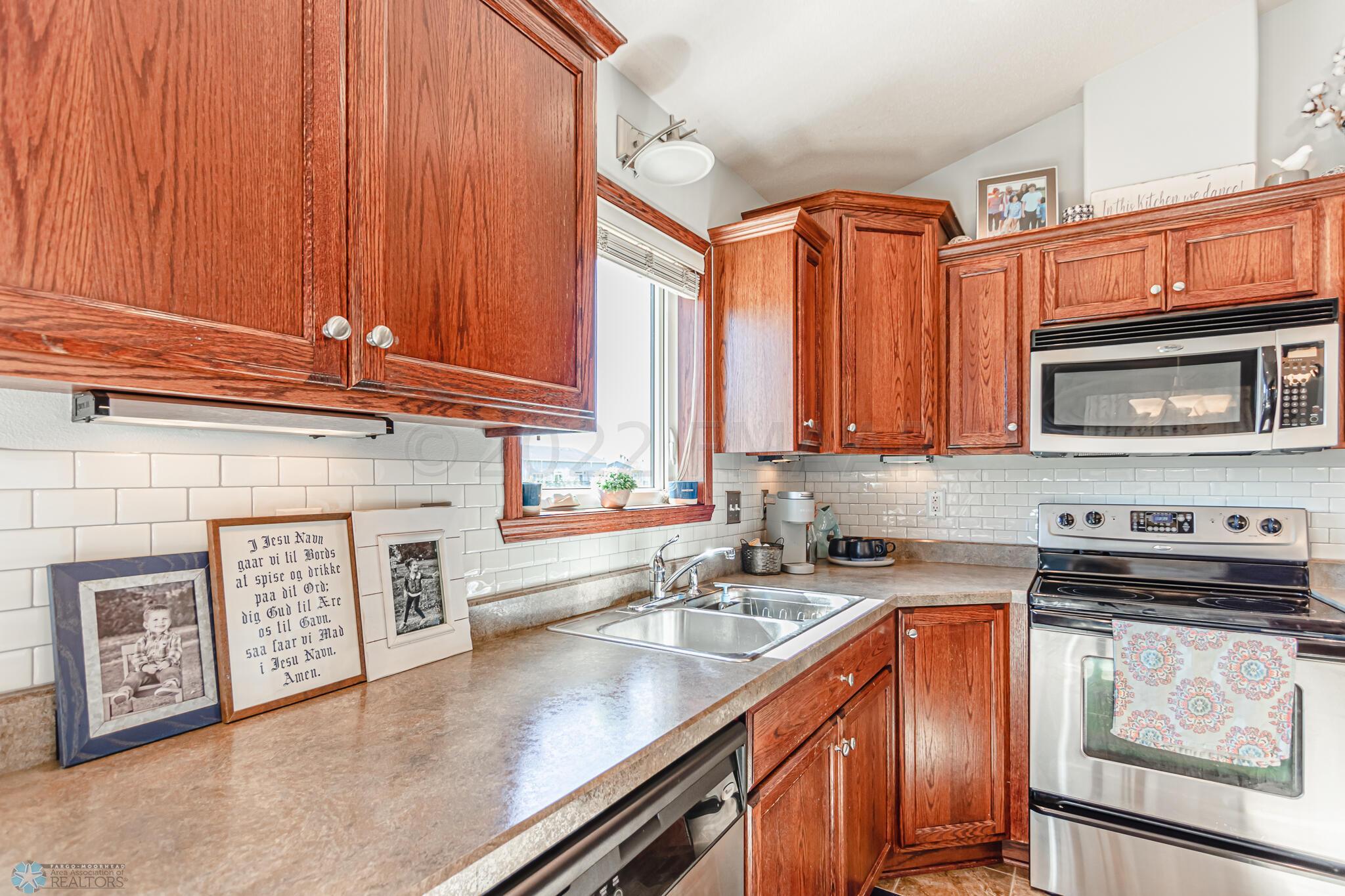 1541 34th Ave S, Moorhead, MN 56560-12