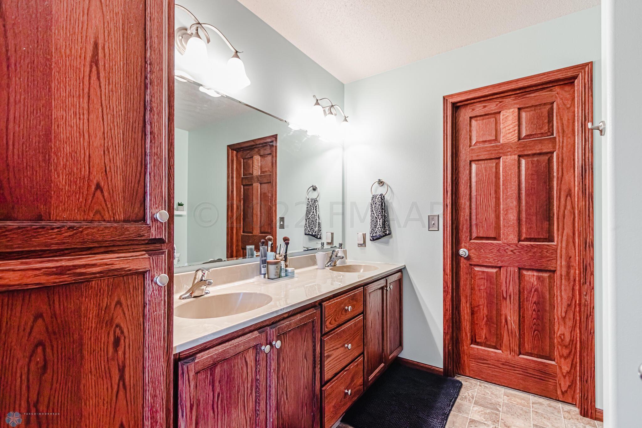 1541 34th Ave S, Moorhead, MN 56560-04