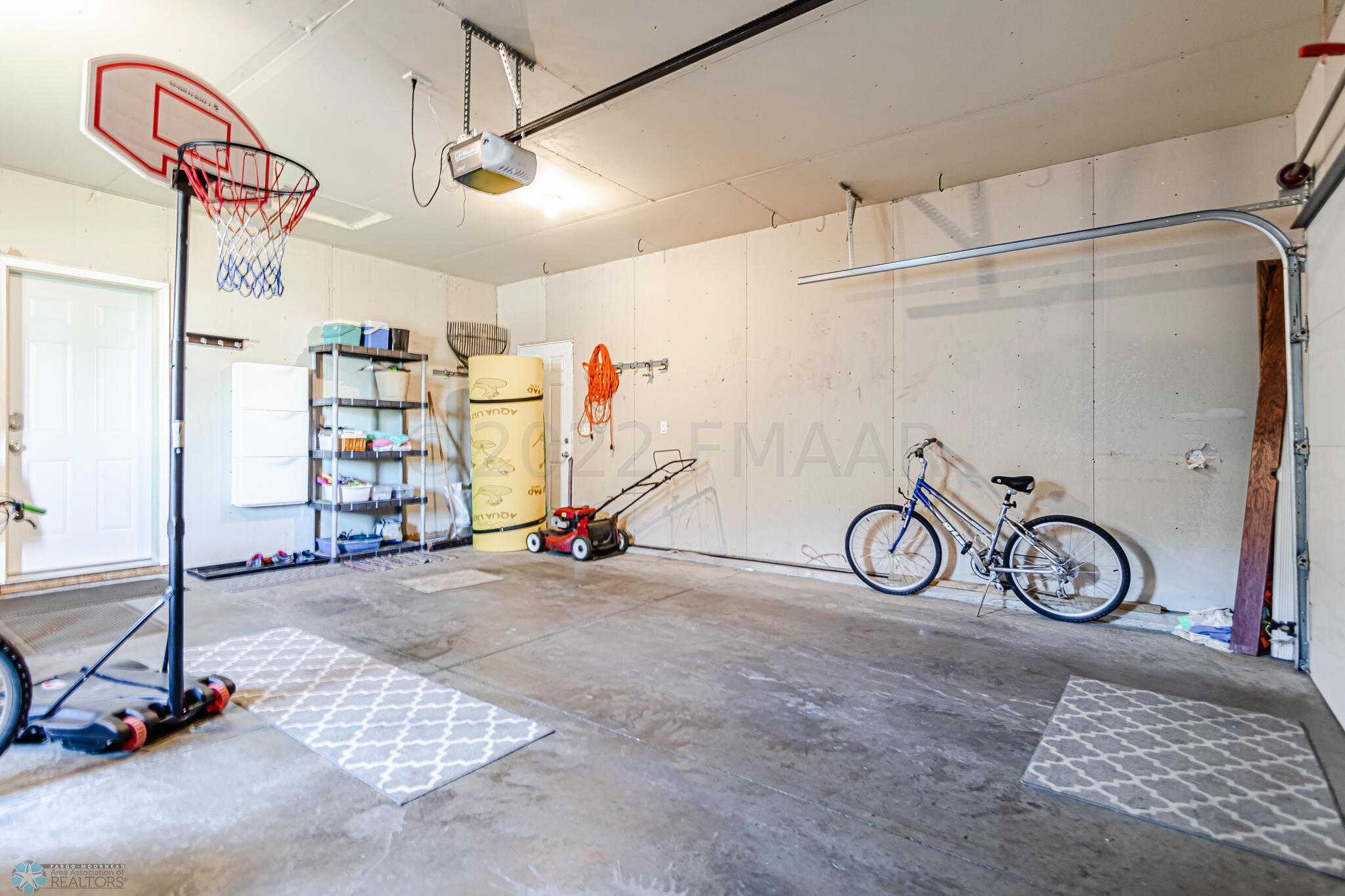 1541 34th Ave S, Moorhead, MN 56560-26