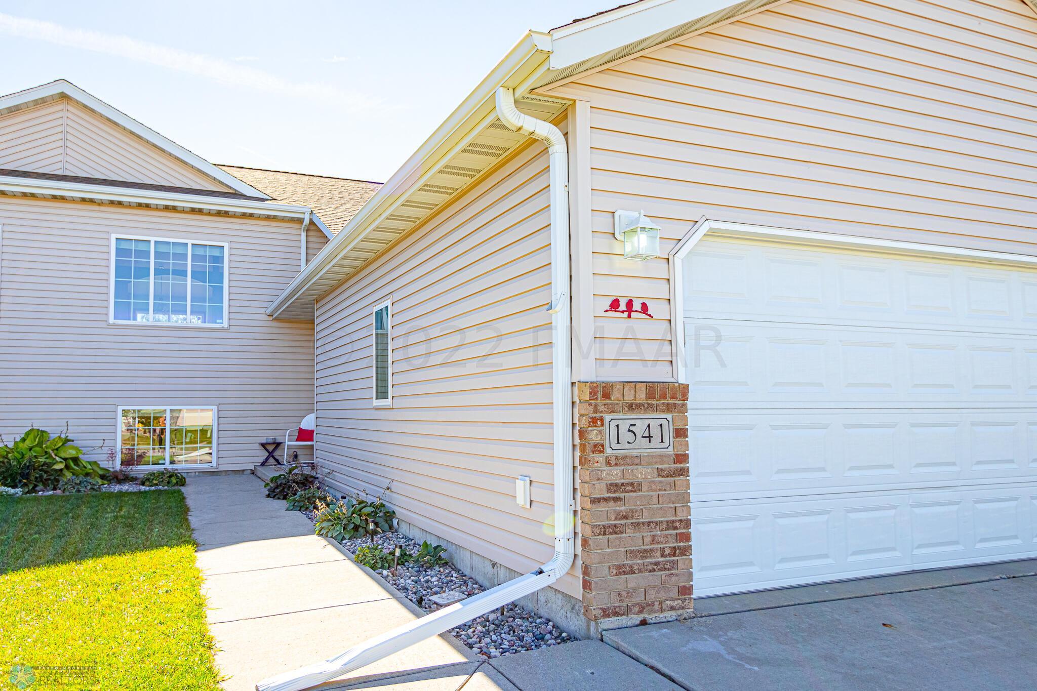1541 34th Ave S, Moorhead, MN 56560-33