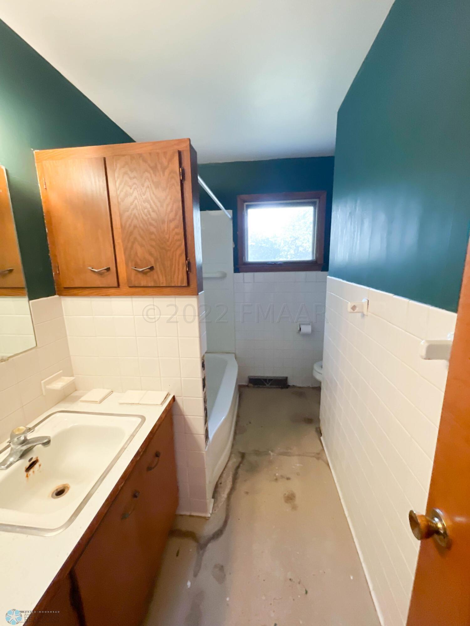 702 Elm St, West Fargo