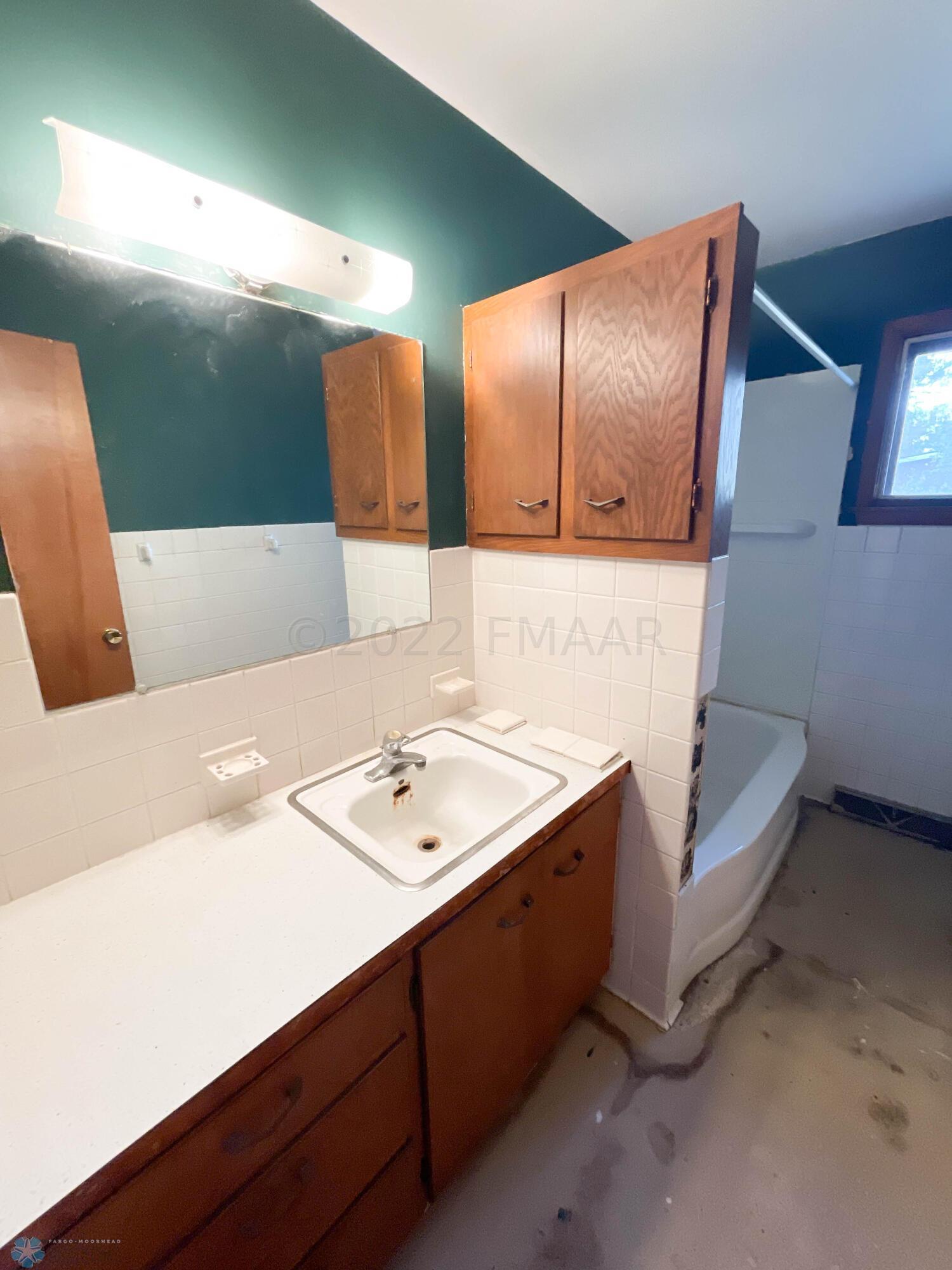 702 Elm St, West Fargo