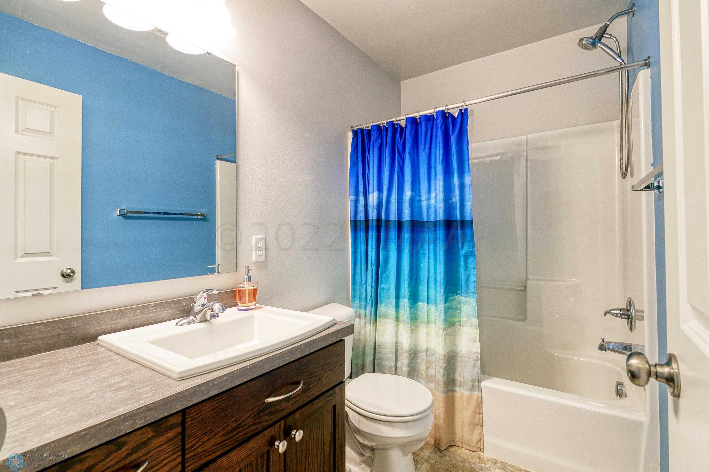 Upper full bathroomn