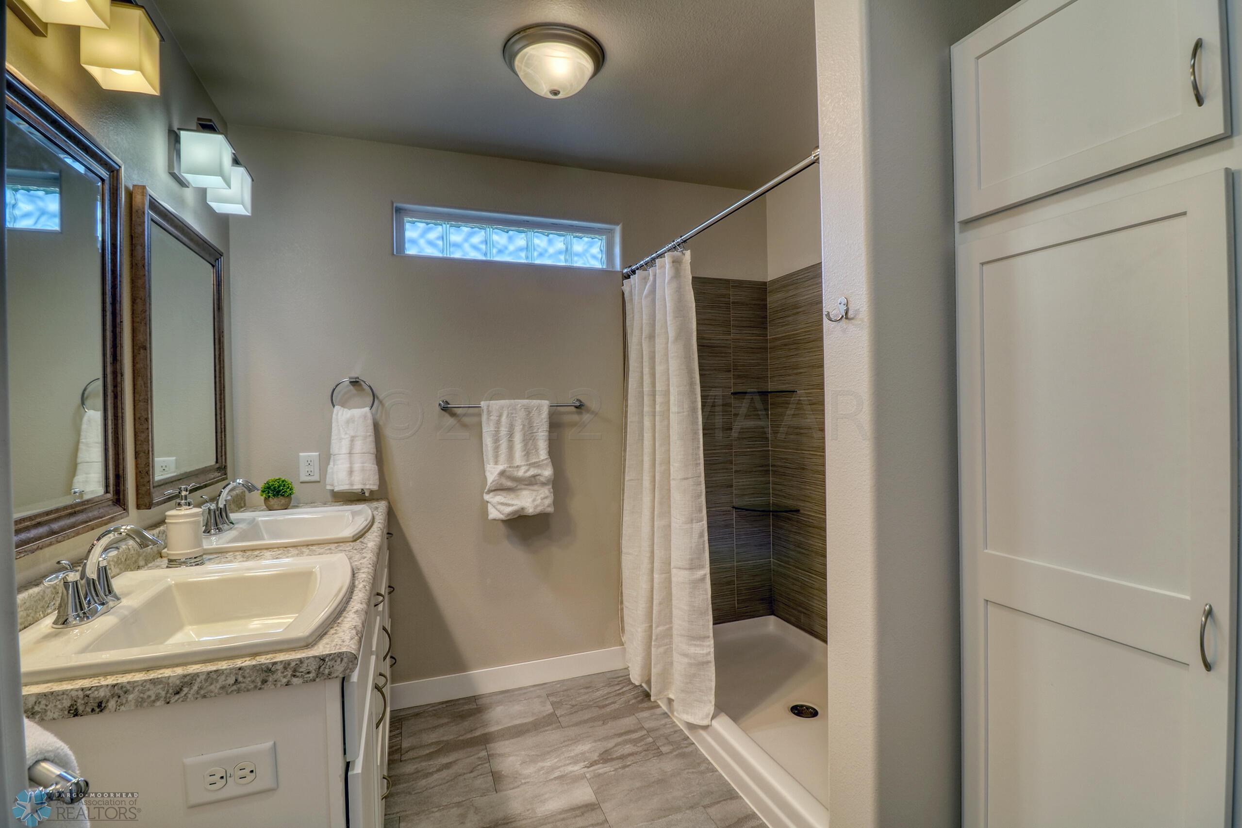 Master Bathroom1_0