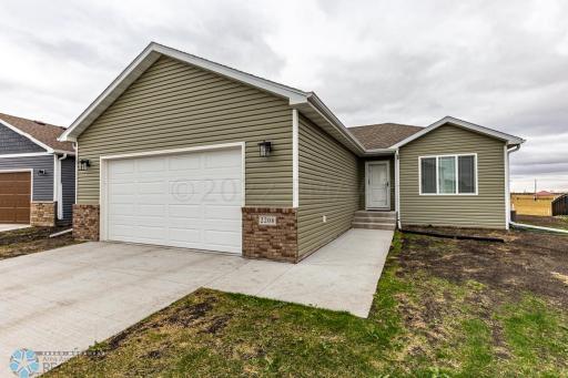 2208 GRIFFIN Drive S, Fargo, ND 58104
