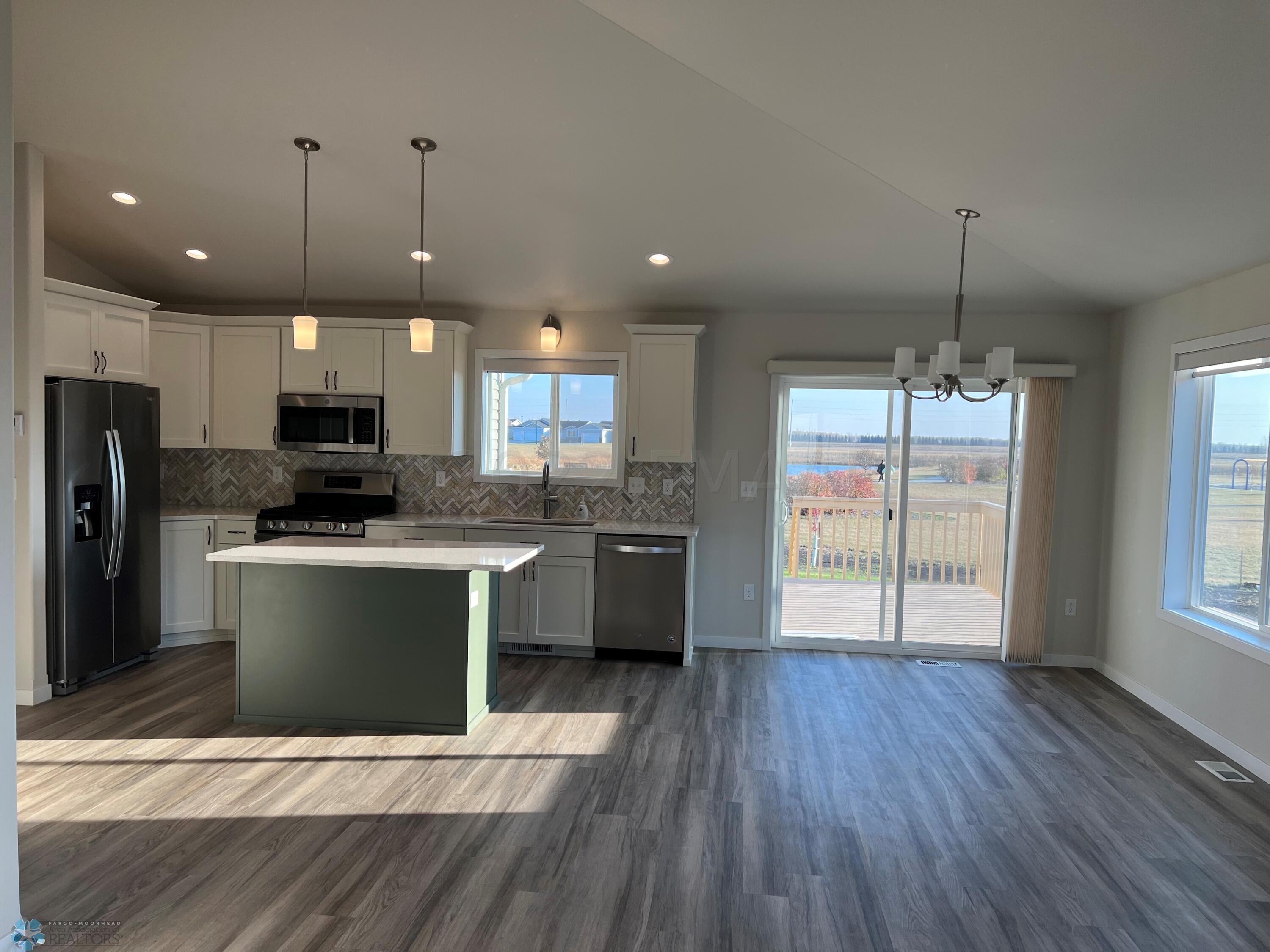Kitchen & Dining