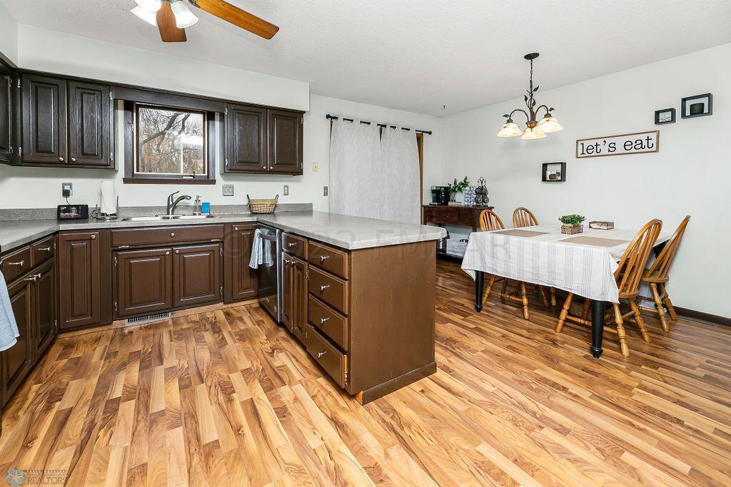 Kitchen & Dining
