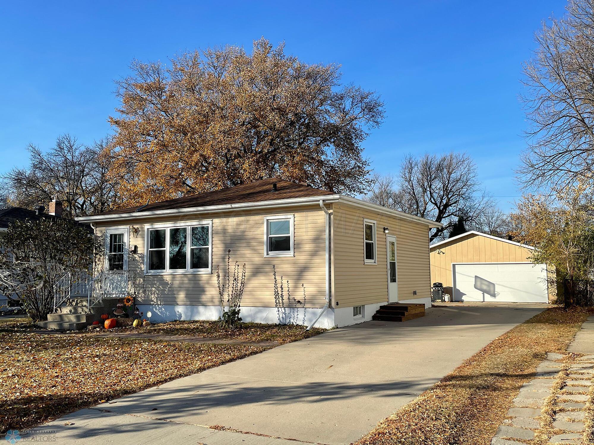 Exterior : Vinyl-sided home and 26 x 28