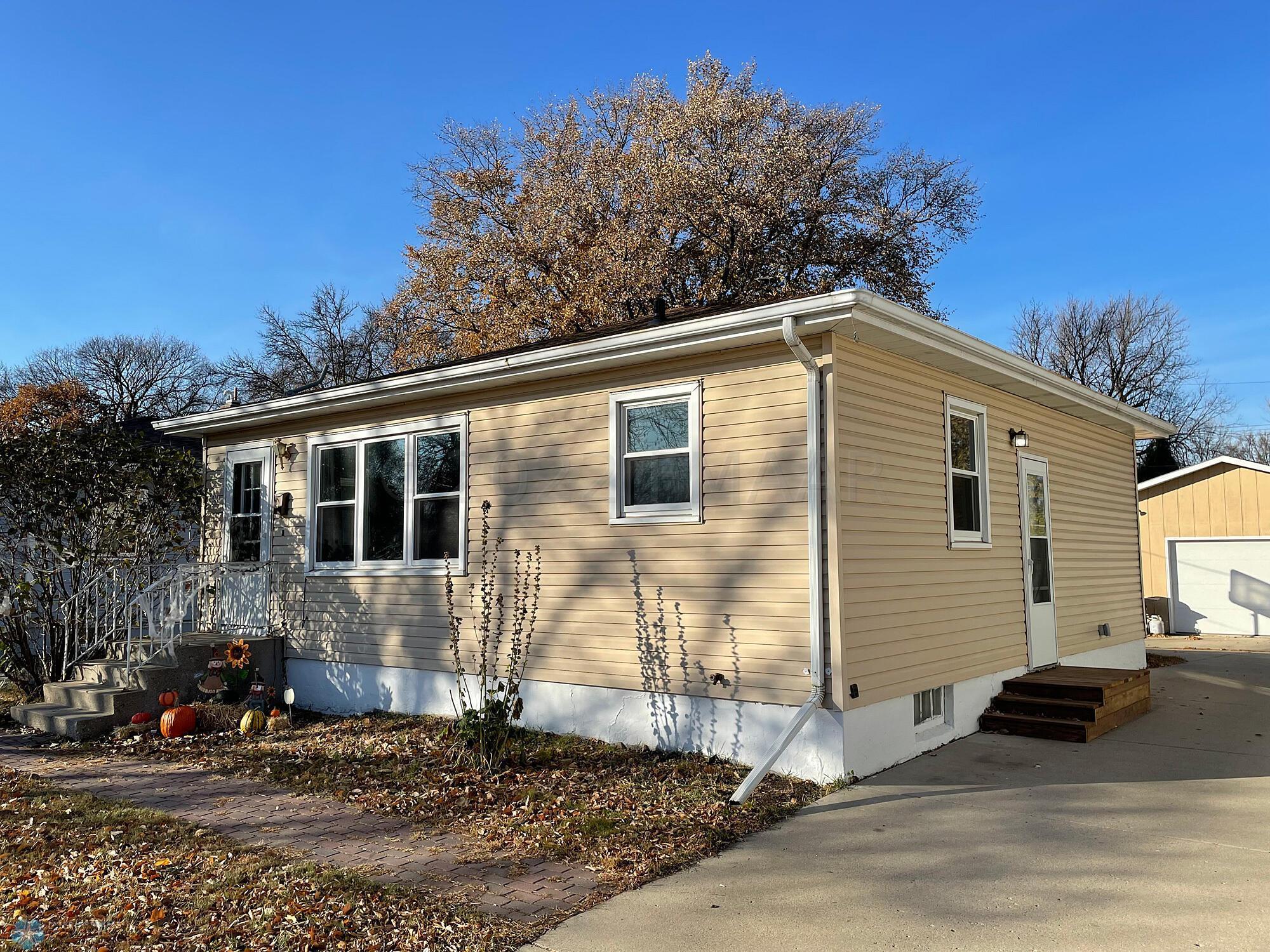 Exterior : Vinyl-sided home