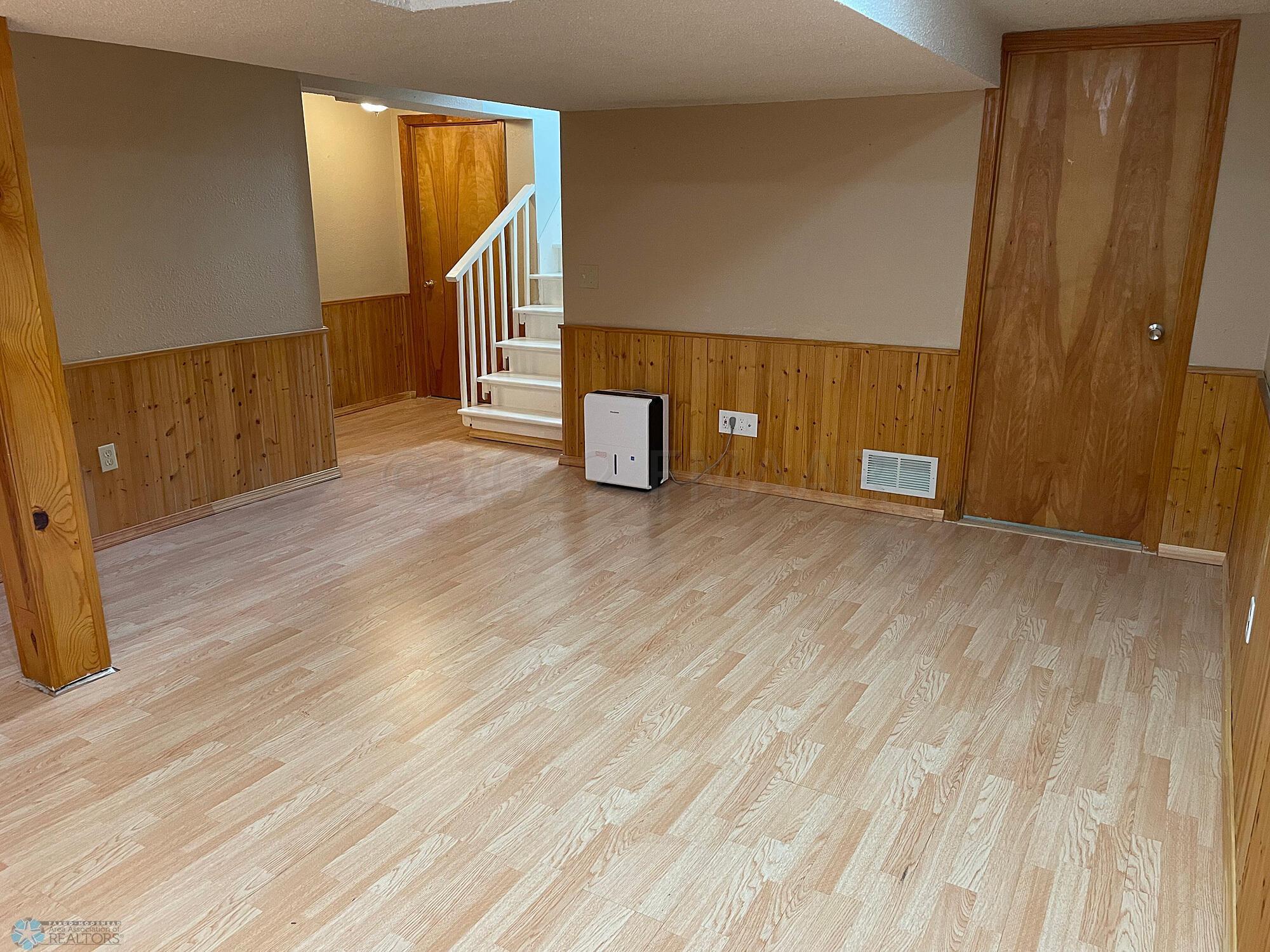 Family room. Laminate flooring 2018.