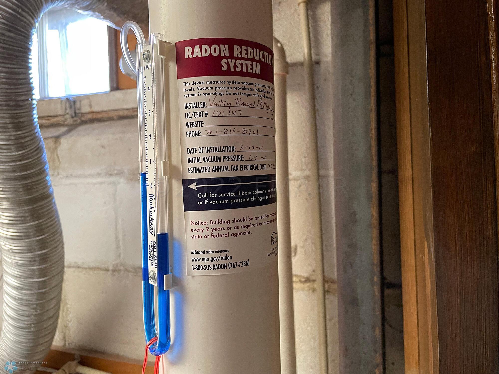 Radon mitigation system fan gauge