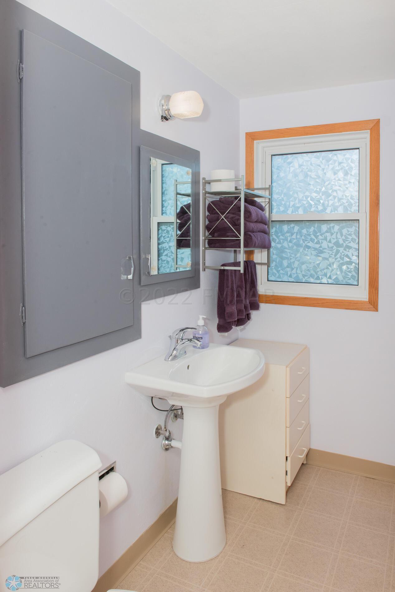 Upper level 1/2 bath
