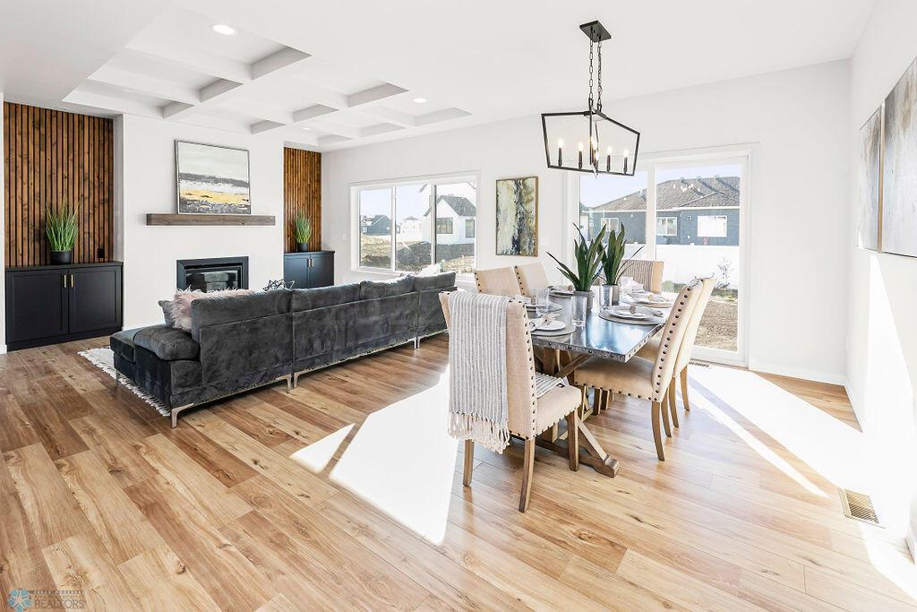 11. Dining, livingroom