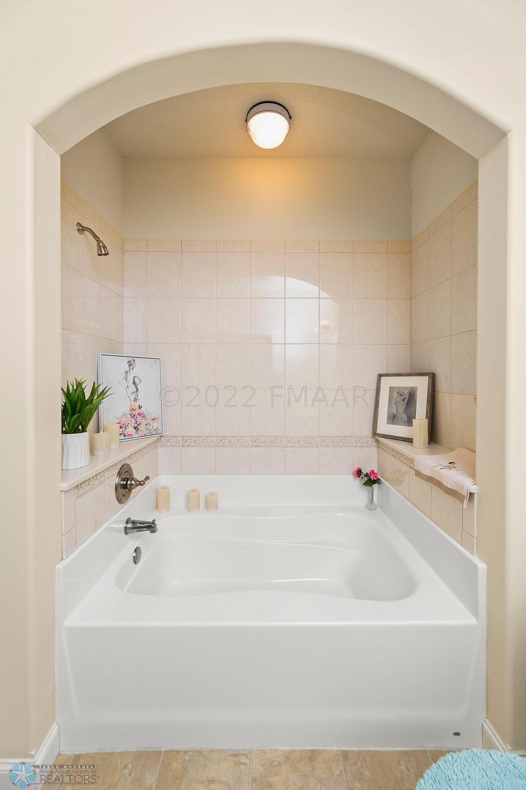 Soaker Tub in Alcove