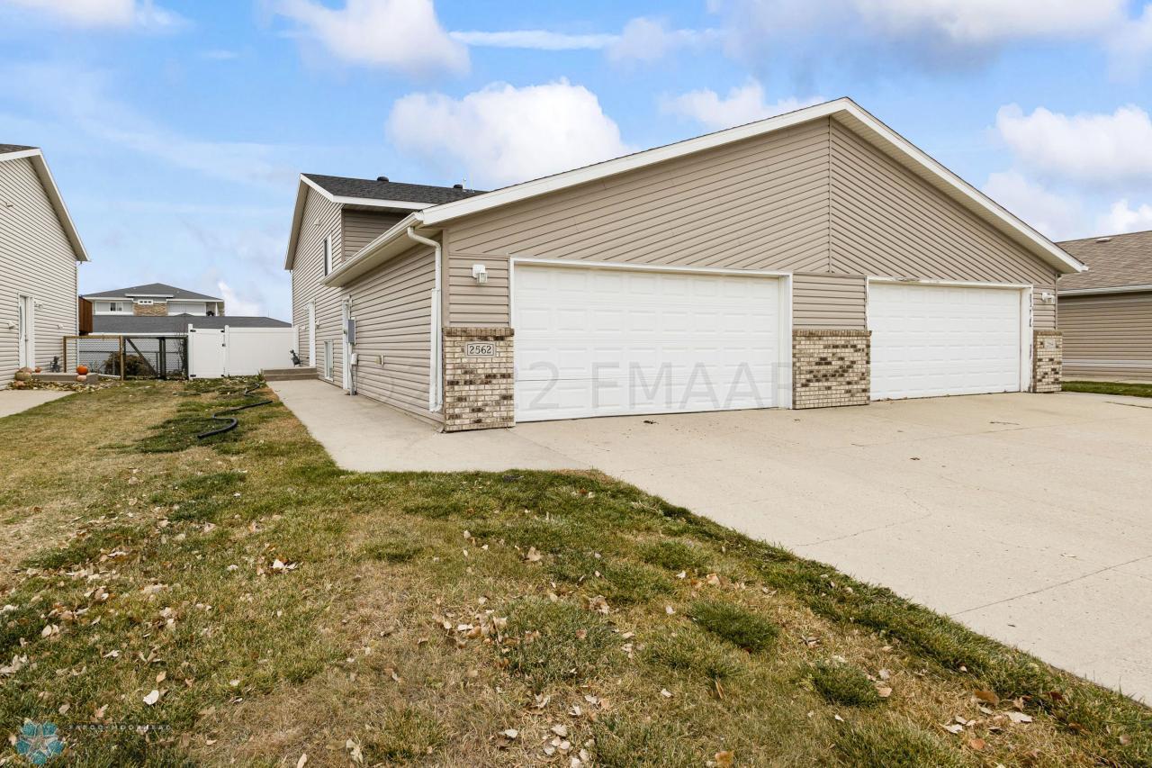 Hommati.com-2562_Amber_Valley_Ct_ND-11-0