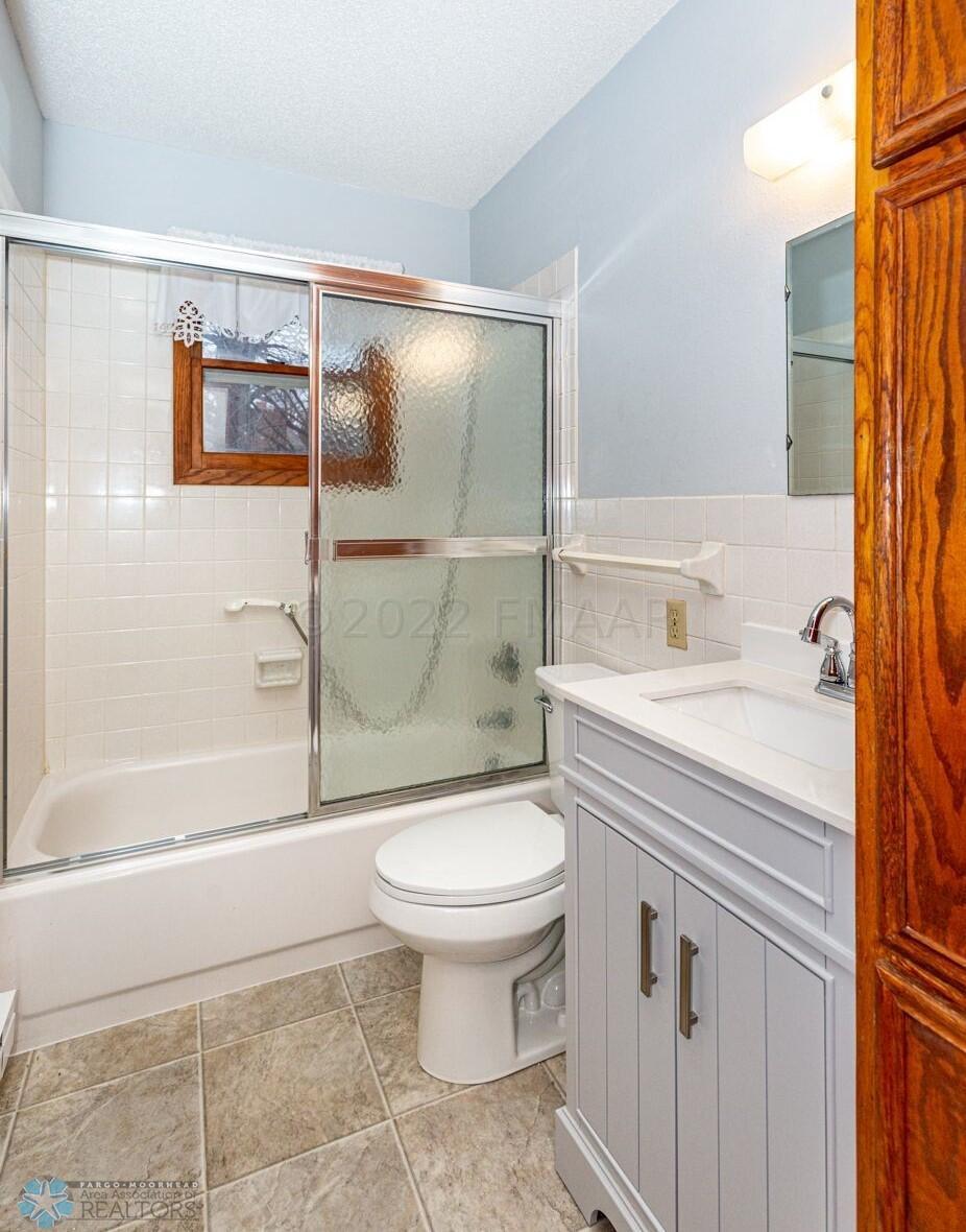 Upper Full Bathroom