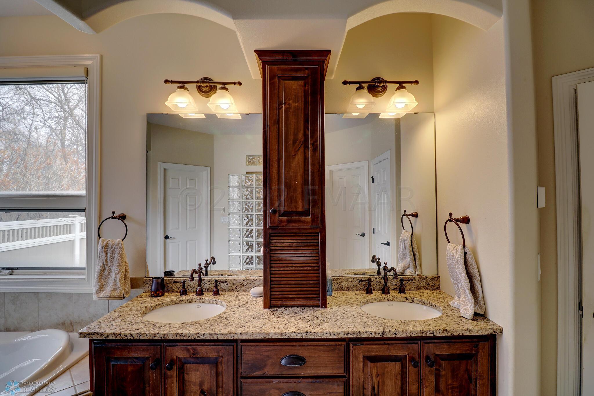 Master Bathroom1_4