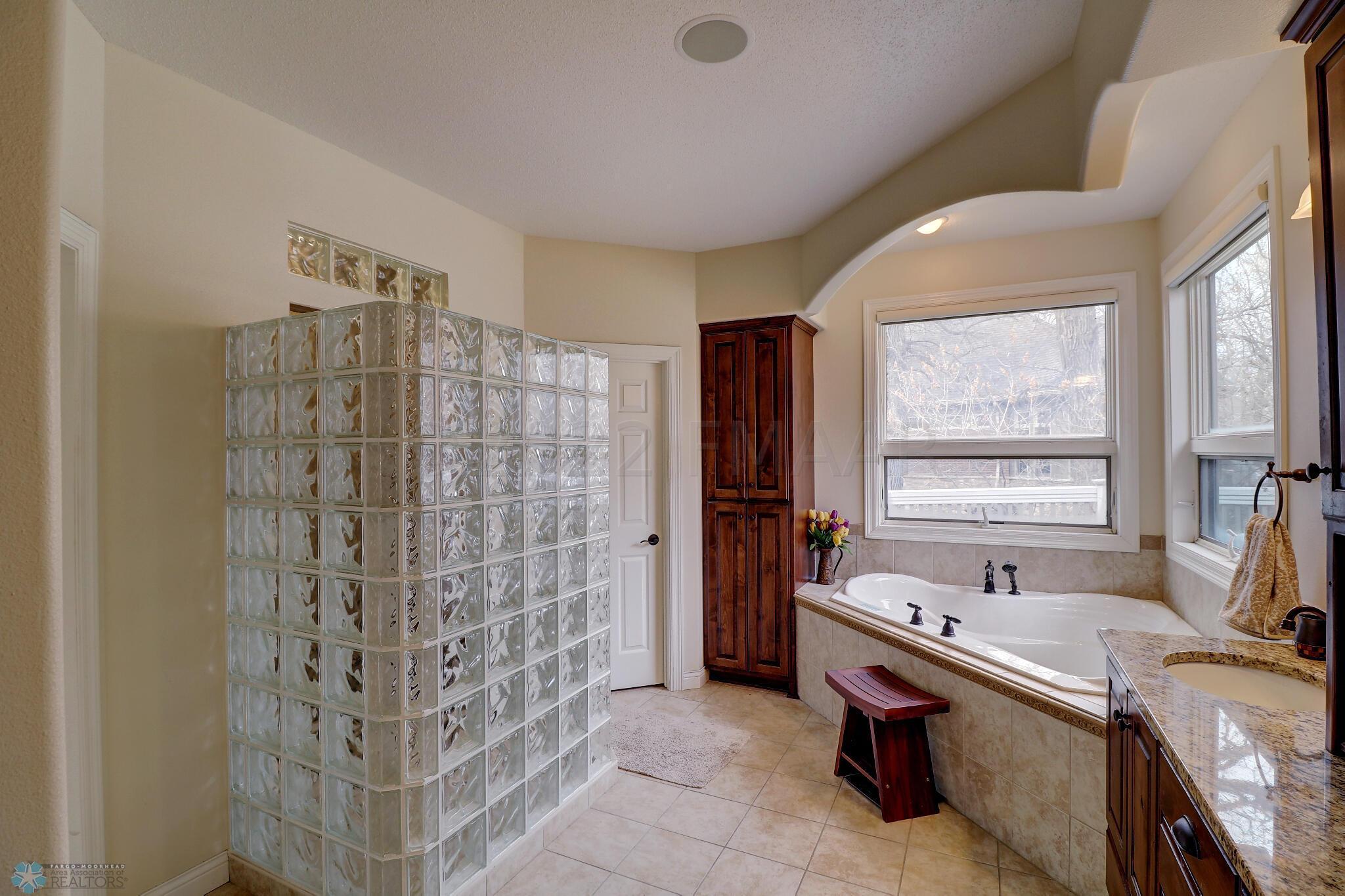 Master Bathroom1_3