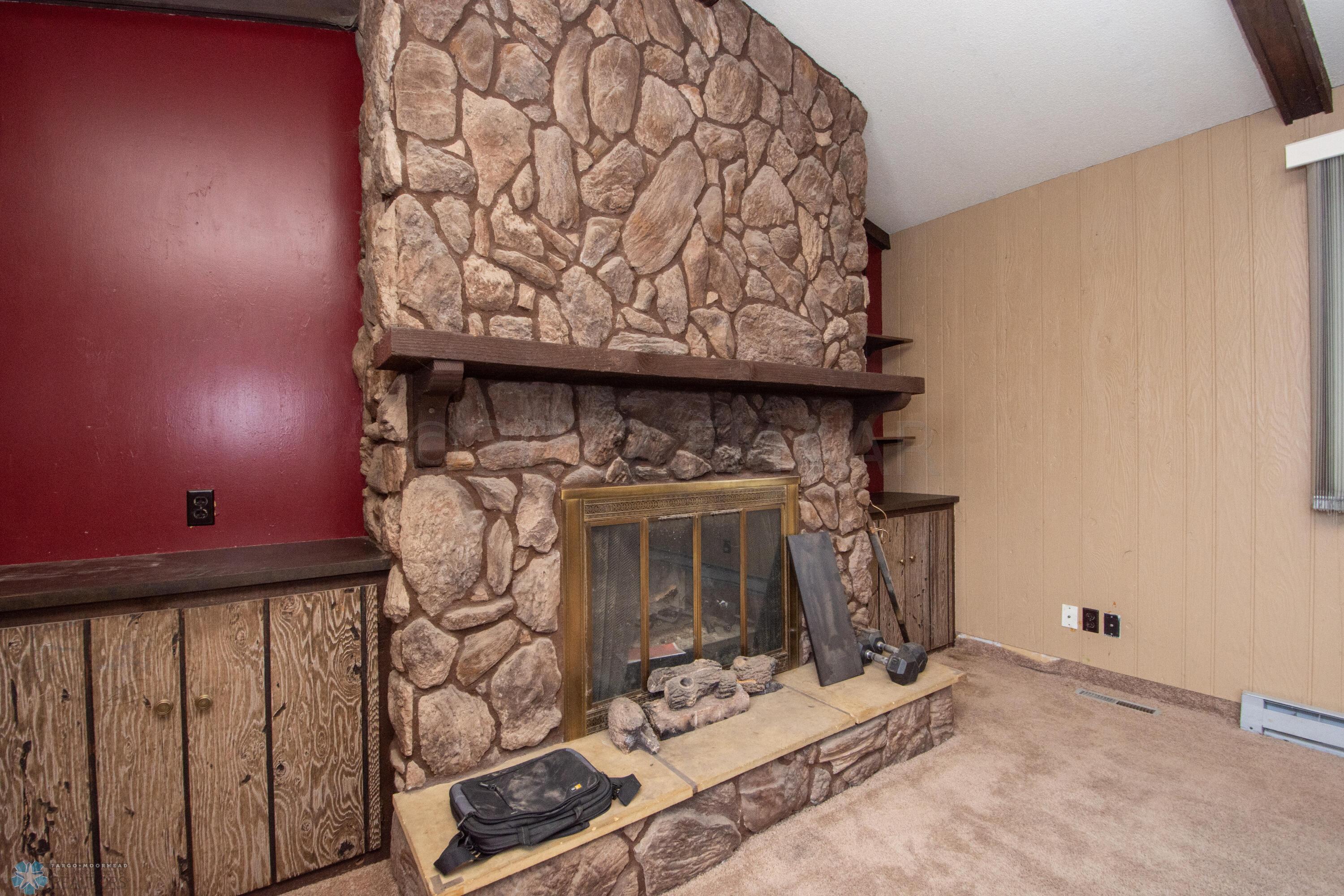 Living room 2/gas fireplace