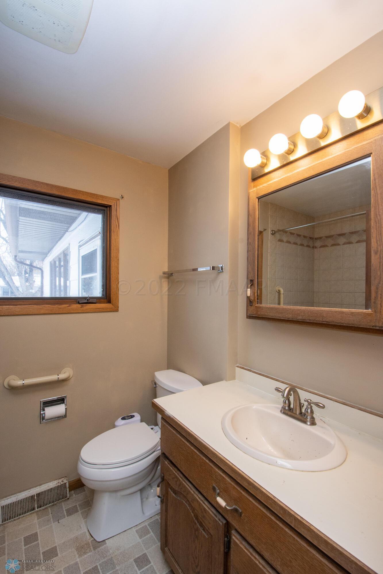 Main floor full bathroom