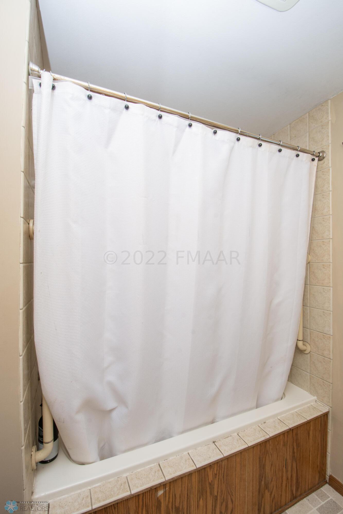 Main floor full bathroom