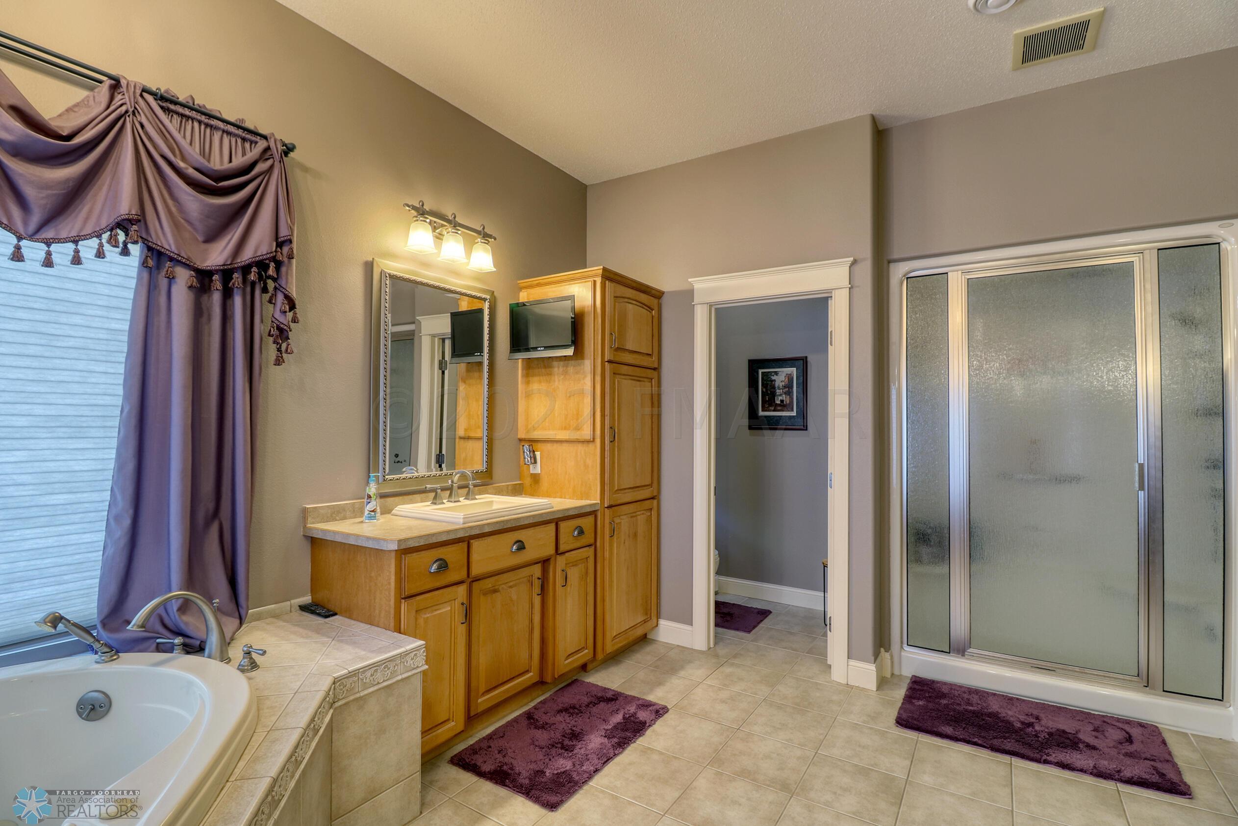 Master Bathroom1_3