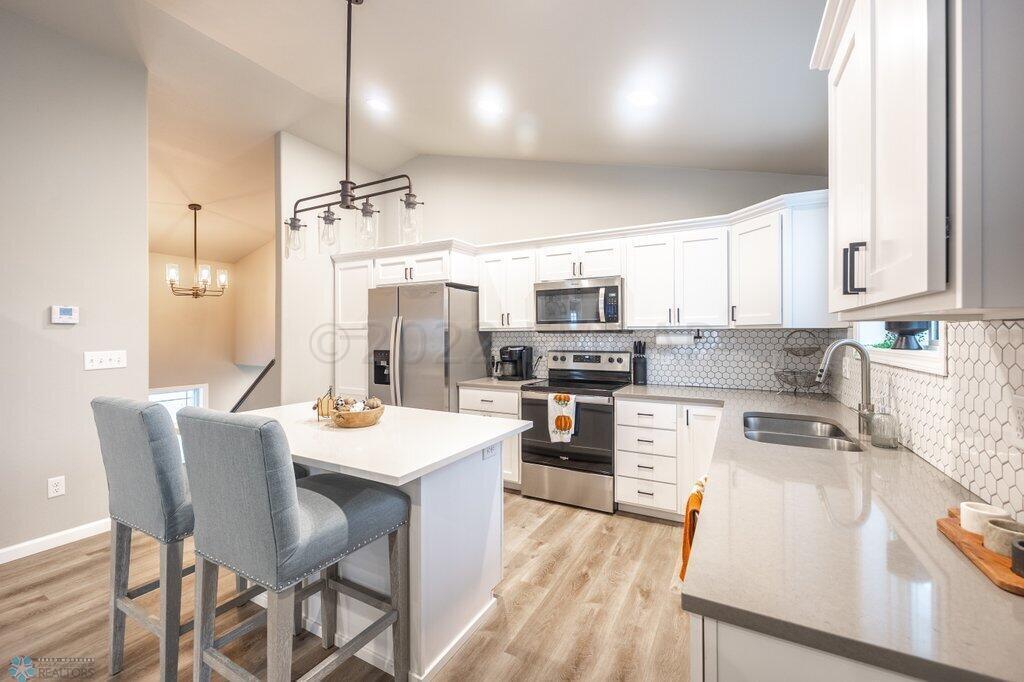 Beautiful Bright Kitchen w Island