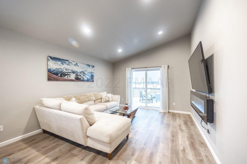 Living Room w Vaulted Ceiling