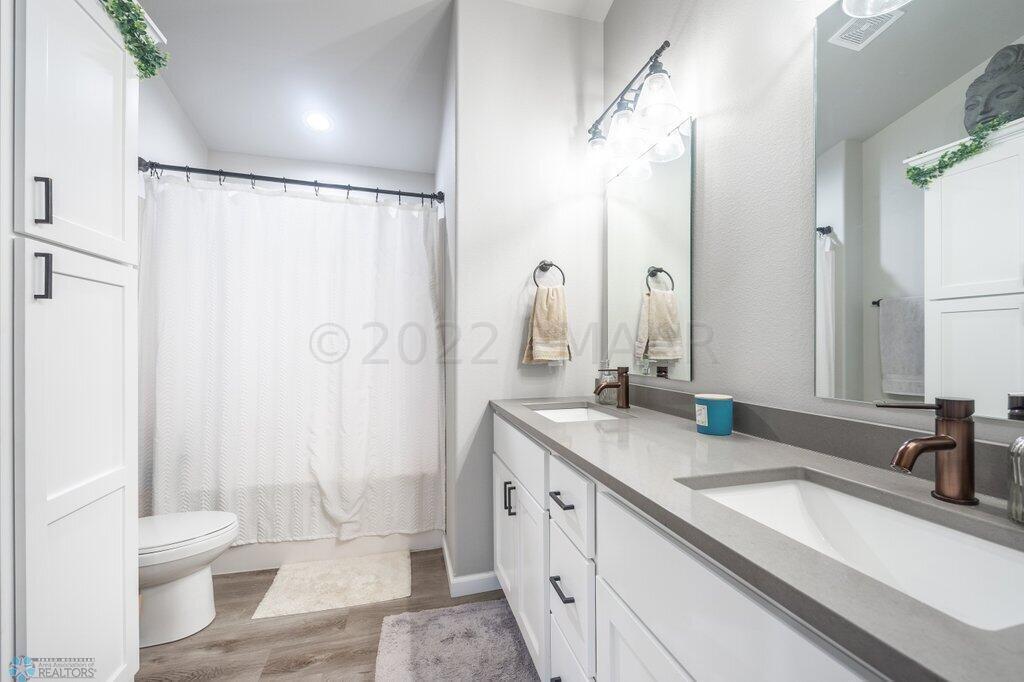 Upper Hollywood Bathroom