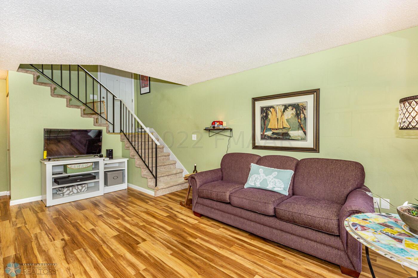 (4) Living Room