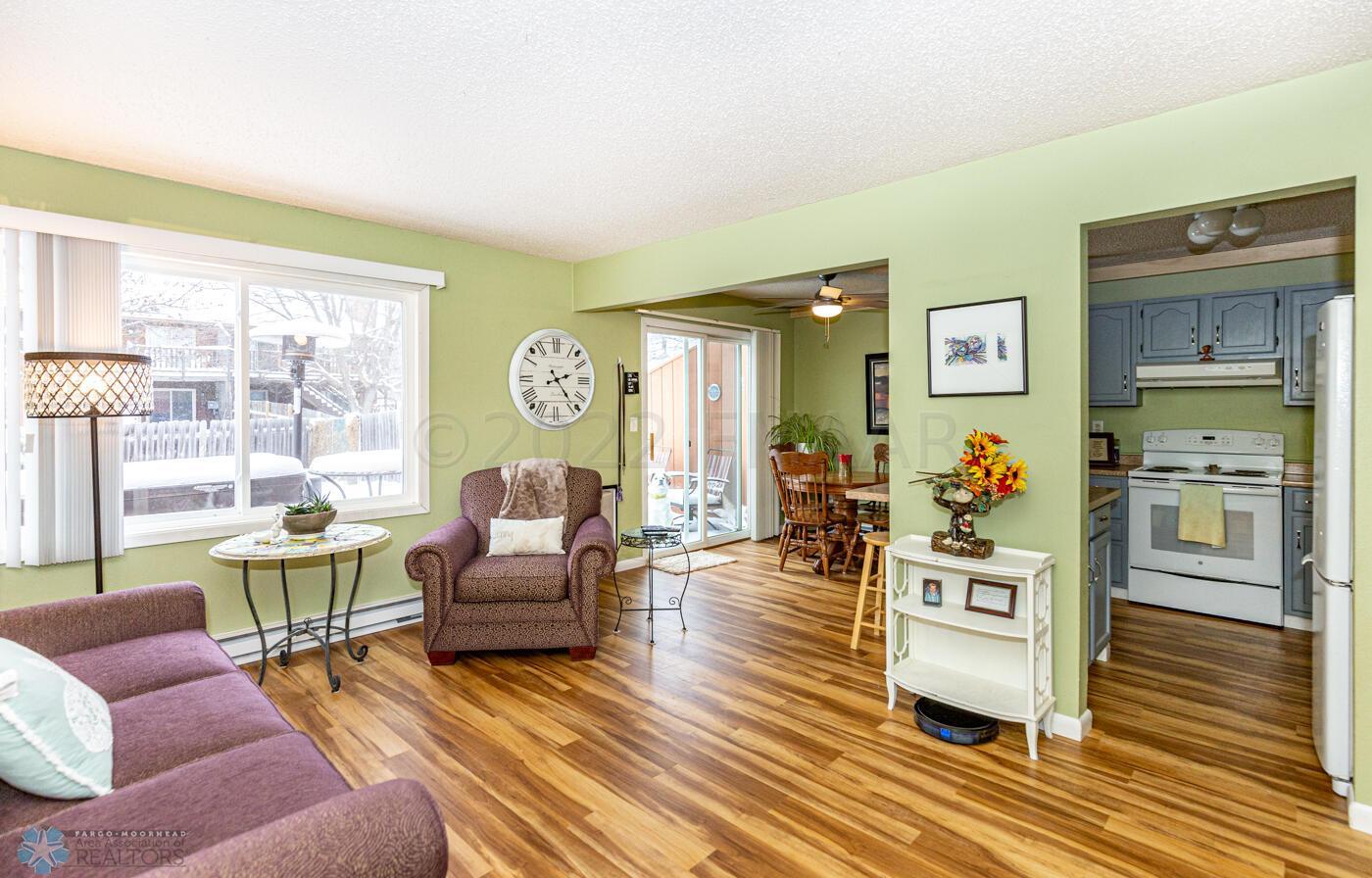 (5) Living Room