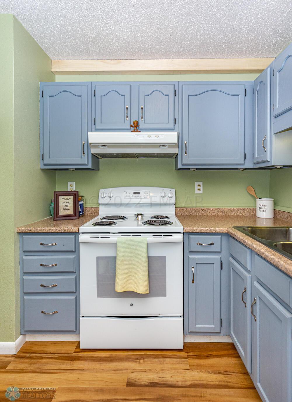 (6) Kitchen