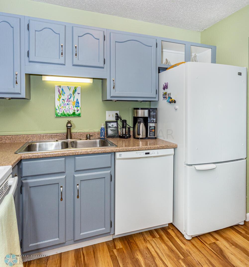 (7) Kitchen