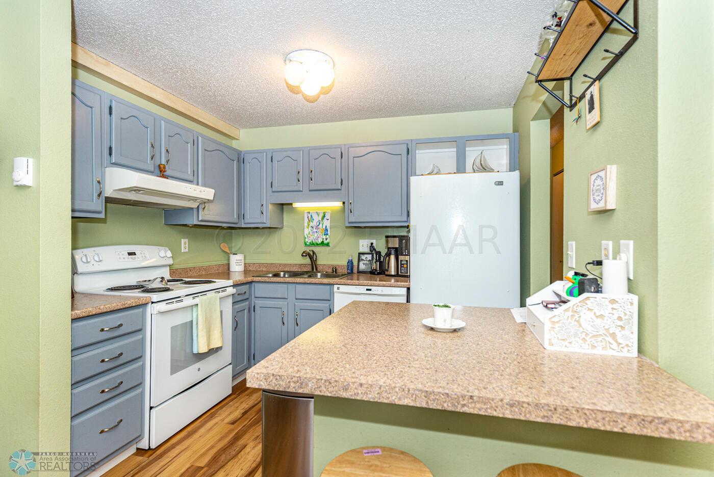 (8) Kitchen